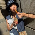 Molly Chiang Instagram - Seize the last moment in Barcelona🌈 - 全部工作結束後 把握最後幾個小時在巴塞隆納的時間 逛了畢卡索博物館附近 也終於吃到了吉拿棒😋（這是重點） 巴塞隆納真的很好逛耶 巷子裡的小店到處都是驚喜 很喜歡逛這種特色小店 挖到很多寶🧏🏻‍♀️ 來這裡別忘了抬頭看看 隨處還掛著彩虹🌈😍 巷弄也充斥著街頭藝術 還有就是…….. 我買到 廖亨力 的紀念品了！！！！ 啊哈哈哈哈哈哈哈 這更是重點！！！！！😏🤣😂 接下來我要去另外一個城市 又可以再買更多紀念品給他了🥰 你們說這是一定要的～對吧？☺️（尖叫）