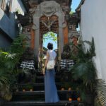 Molly Chiang Instagram - Daily life in Bali 🤍🩵 #VALENTINOGARAVANI @maisonvalentino - 會不會放背影照大家直接略過？😂 別略過我是莫莉（？） 此篇峇里島美食可以收藏 💙 看完一系列峇里島 @amankila 的分享後 接下來我們移動到峇里島的Canggu區 昨天來到這裡的第一餐我們吃了一家印尼本地菜 也是網路好多人推薦的《Sun Sun Warung》 我們一致很愛這裡的炒飯 個人覺得必點 在這裡拍照也好有當地風情feel🥰 再來就是必去的咖啡廳《%》也可以去一下 麥力她們說咖啡是好喝的 門口拍起來也是很可愛✨ 就是我封面照這家 然後晚餐大家一定要去！！！！ 叫《LUMA》 超好吃餐廳又美氛圍又好 答應我一定要去 這套穿搭是休閒舒服風😂 但重點是為了搭配我的VALENTINO GARAVANI VLOGO POUF包 😍 有沒有覺得超可愛好像一顆泡芙包😘 金屬VLogo標誌掛在包上超特別😏 還可以調整的滑動肩帶 就可以肩背、斜背或手提🤍 新的魚尾裙跟鴨舌帽都是 @studiodoe 新款🤍 喜歡這套嗎？ P.S. 最後一張才是真實。