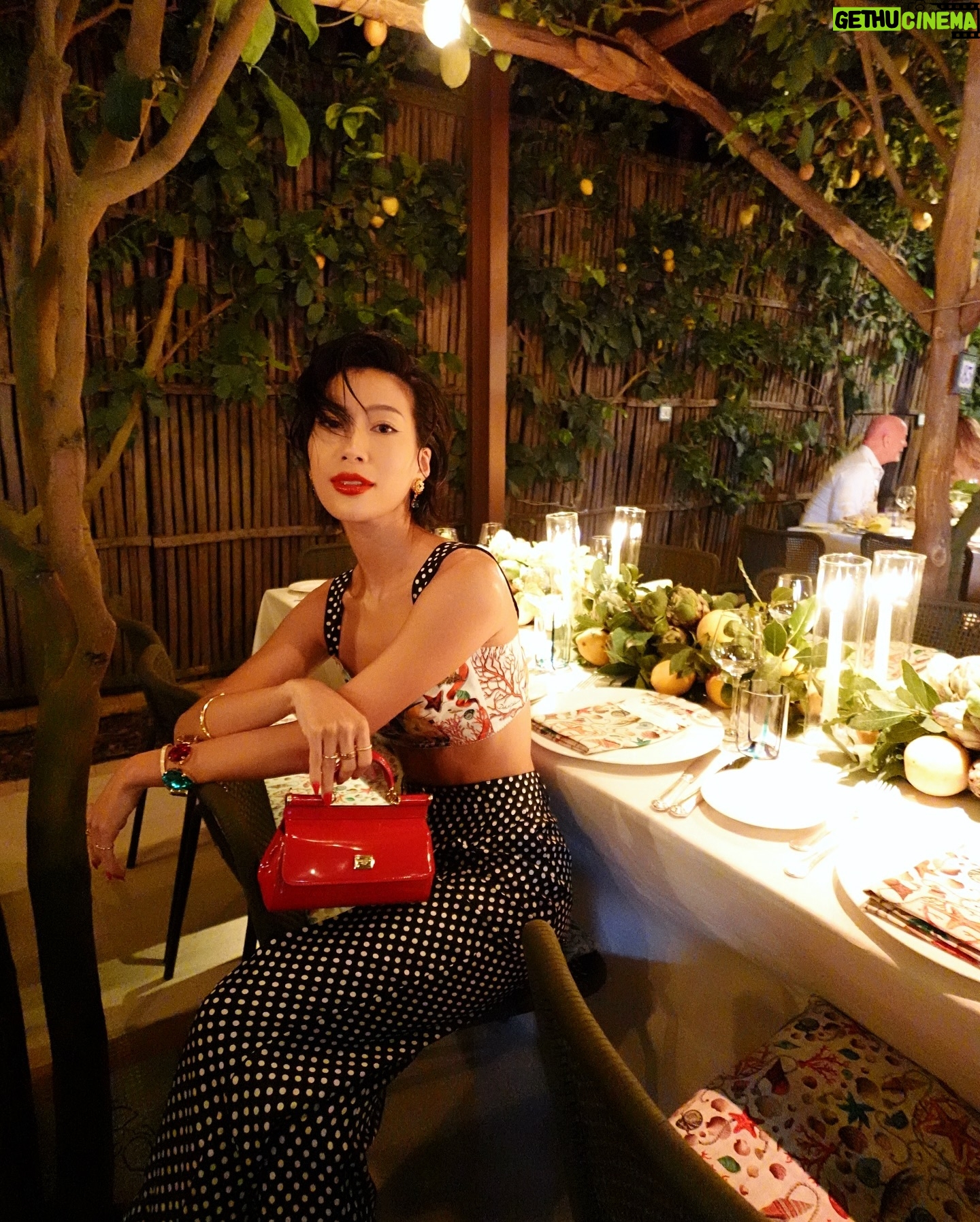 Molly Chiang Instagram - Spent a wonderful 24 hours in Capri with @mytheresa.com x @dolcegabbana 🍋❤️✨ Thank you for the invitation! Everything was just too perfect! ❤️🍋 - Ok封面照是一個義大利優雅女郎準備與愛人共進晚餐情境(?) 誰要跟我晚餐😂🧏🏻♀️ OMG 不可能 @mytheresa.com x @dolcegabbana 的晚宴就辦在Capri 的da paolino餐廳!!!😳😱 這家就是Capri最紅最難訂的檸檬樹餐廳😍 兩年前自己來旅遊只訂到午茶 沒想到這次來活動因為品牌吃到晚餐了😝 這裡晚上氣氛真的也是滿點 來南義不能沒有檸檬🍋😆 這次真的是快閃Capri 我只來一天待了24個小時 現在已經離開去下一個城市了 接下來的重頭戲出差 明天12:00公佈!!! 有人能猜到下一趟任務跟什麼品牌跟去哪裡嗎? 提示:一個我從來沒去過的城市、跟我最愛的品牌😏