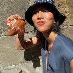 Molly Chiang Instagram - Seize the last moment in Barcelona🌈 - 全部工作結束後 把握最後幾個小時在巴塞隆納的時間 逛了畢卡索博物館附近 也終於吃到了吉拿棒😋（這是重點） 巴塞隆納真的很好逛耶 巷子裡的小店到處都是驚喜 很喜歡逛這種特色小店 挖到很多寶🧏🏻‍♀️ 來這裡別忘了抬頭看看 隨處還掛著彩虹🌈😍 巷弄也充斥著街頭藝術 還有就是…….. 我買到 廖亨力 的紀念品了！！！！ 啊哈哈哈哈哈哈哈 這更是重點！！！！！😏🤣😂 接下來我要去另外一個城市 又可以再買更多紀念品給他了🥰 你們說這是一定要的～對吧？☺️（尖叫）
