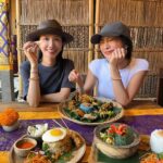 Molly Chiang Instagram - Daily life in Bali 🤍🩵 #VALENTINOGARAVANI @maisonvalentino - 會不會放背影照大家直接略過？😂 別略過我是莫莉（？） 此篇峇里島美食可以收藏 💙 看完一系列峇里島 @amankila 的分享後 接下來我們移動到峇里島的Canggu區 昨天來到這裡的第一餐我們吃了一家印尼本地菜 也是網路好多人推薦的《Sun Sun Warung》 我們一致很愛這裡的炒飯 個人覺得必點 在這裡拍照也好有當地風情feel🥰 再來就是必去的咖啡廳《%》也可以去一下 麥力她們說咖啡是好喝的 門口拍起來也是很可愛✨ 就是我封面照這家 然後晚餐大家一定要去！！！！ 叫《LUMA》 超好吃餐廳又美氛圍又好 答應我一定要去 這套穿搭是休閒舒服風😂 但重點是為了搭配我的VALENTINO GARAVANI VLOGO POUF包 😍 有沒有覺得超可愛好像一顆泡芙包😘 金屬VLogo標誌掛在包上超特別😏 還可以調整的滑動肩帶 就可以肩背、斜背或手提🤍 新的魚尾裙跟鴨舌帽都是 @studiodoe 新款🤍 喜歡這套嗎？ P.S. 最後一張才是真實。