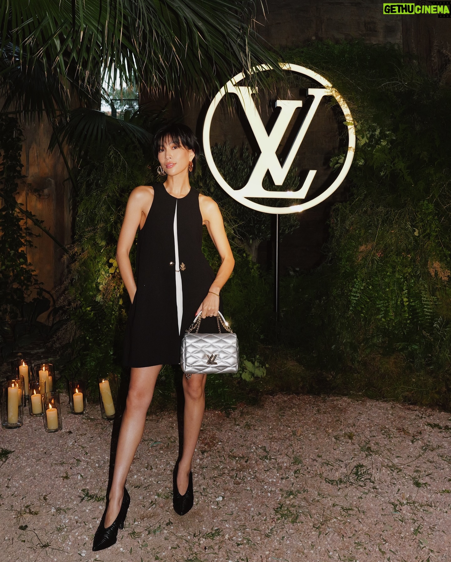 Molly Chiang Instagram - Last night‘s LV Day1 Welcome Dinner was held at ”Ricardo Bofill The Factory“ in Barcelona. LV always finds historic and locally-distinctive venues to host its brand events, reanimating these spaces with its signature elements and creating a truly captivating experience for all.✨🌹🕯️ #LVCRUISE25 @louisvuitton - #最後有巴塞隆納排隊蛋糕吃播開箱 關於昨晚的LV Day1 Welcome Dinner 晚宴地點辦在巴塞隆納的《Ricardo bofill the factory》 這裡竟然是一個廢棄的水泥工廠 建築師瑞卡多·博菲爾把這個產業遺址改造成一個住宅和辦公空間的複合體 現在這裡已經成為巴塞隆納市區的一個標誌性地標 也被認為是現代建築再利用遺產的典範案例之一 體現了建築的永續性和再生性 參與LV很多次活動 真心覺得LV總是能夠發掘具有歷史感和地域特色的場景 再在這裡打造出別具一格的品牌活動 不管是在城市中的隱匿角落 或是偏僻的鄉野之間 LV總能找到這些富有內在魅力的所在 再重新賦予它們全新的生命 將品牌元素跟這些場地的歷史文脈相融合 為我們所有人帶來既耳目一新的體驗✨ 你們不覺得真的很用心很會嗎😍 然後昨天出發晚餐以前 在房間開箱了巴塞隆納排隊熱門甜點《JONCAKE》 我們前一天先在網路上預訂 這樣就可以不用排隊直接隔天店上領取 (但預訂需要當地手機號碼收驗證碼) 吃完的感想就是我影片說的那樣 有人也吃過嗎? 真的是很認真很有水準的起司😂😂😂(?) 還有什麼推薦的甜點嗎? 好想吃什麼開心果口味的甜點喔🥹