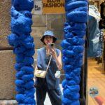 Molly Chiang Instagram - Seize the last moment in Barcelona🌈 - 全部工作結束後 把握最後幾個小時在巴塞隆納的時間 逛了畢卡索博物館附近 也終於吃到了吉拿棒😋（這是重點） 巴塞隆納真的很好逛耶 巷子裡的小店到處都是驚喜 很喜歡逛這種特色小店 挖到很多寶🧏🏻‍♀️ 來這裡別忘了抬頭看看 隨處還掛著彩虹🌈😍 巷弄也充斥著街頭藝術 還有就是…….. 我買到 廖亨力 的紀念品了！！！！ 啊哈哈哈哈哈哈哈 這更是重點！！！！！😏🤣😂 接下來我要去另外一個城市 又可以再買更多紀念品給他了🥰 你們說這是一定要的～對吧？☺️（尖叫）