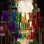 Molly Chiang Instagram - Seize the last moment in Barcelona🌈 - 全部工作結束後 把握最後幾個小時在巴塞隆納的時間 逛了畢卡索博物館附近 也終於吃到了吉拿棒😋（這是重點） 巴塞隆納真的很好逛耶 巷子裡的小店到處都是驚喜 很喜歡逛這種特色小店 挖到很多寶🧏🏻‍♀️ 來這裡別忘了抬頭看看 隨處還掛著彩虹🌈😍 巷弄也充斥著街頭藝術 還有就是…….. 我買到 廖亨力 的紀念品了！！！！ 啊哈哈哈哈哈哈哈 這更是重點！！！！！😏🤣😂 接下來我要去另外一個城市 又可以再買更多紀念品給他了🥰 你們說這是一定要的～對吧？☺️（尖叫）