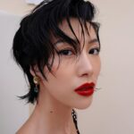 Molly Chiang Instagram – My makeup and hairstyle from last night❤️Make by myself & hairstyle by @miley_shen 
#Mytheresa #DolceGabbana #DGxMytheresa @mytheresa.com @dolcegabbana 
–
昨天活動幫自己化了個義大利紅唇媚眼妝
頭髮麥力來個義大利熱情捲
整個就是要很南義Feel😂

麥力雖然曬太陽很厭世
但還是很認真上班（？）
覺得這個妝髮如何？☺️