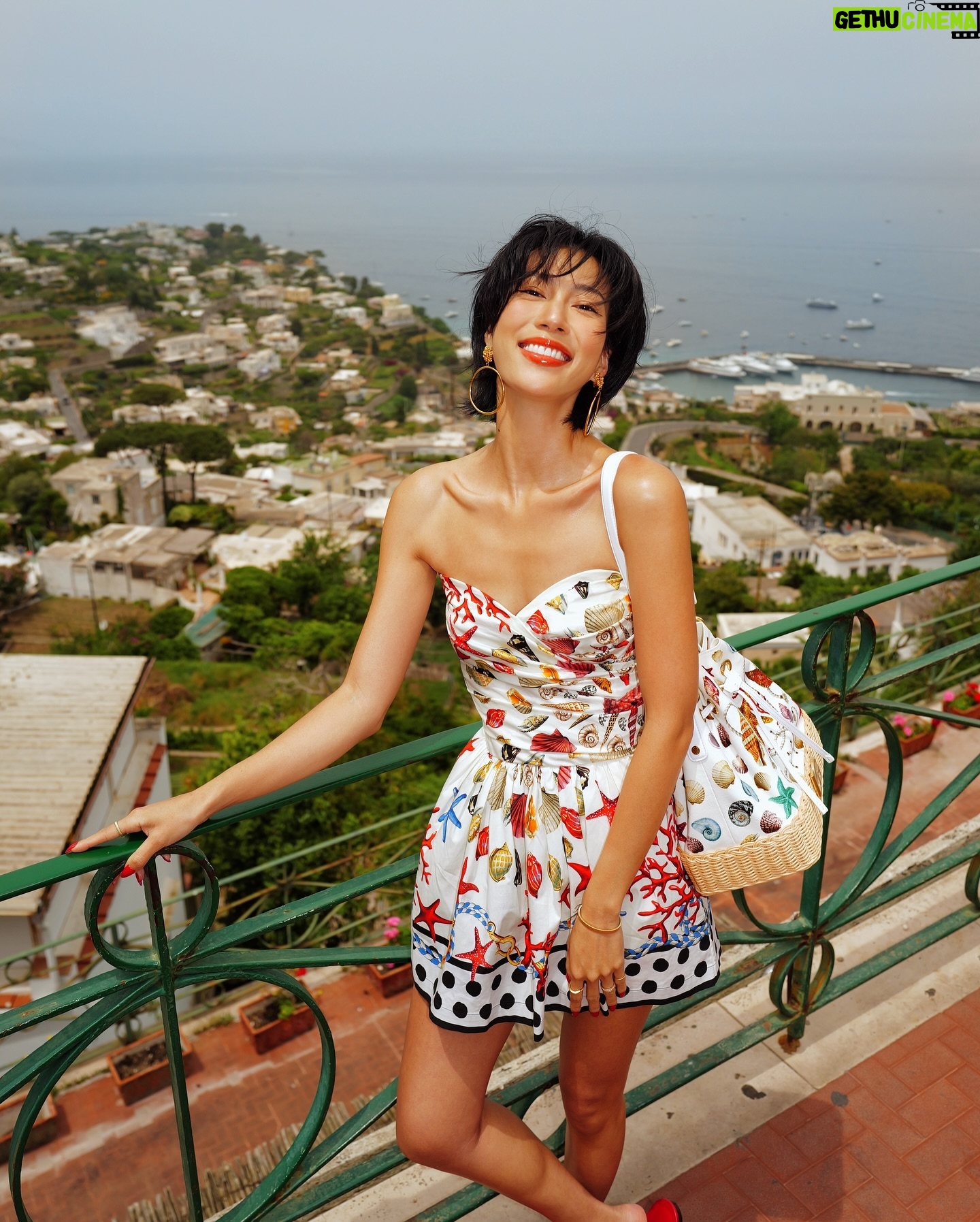 Molly Chiang Instagram - Back to my favorite place with @mytheresa.com x @dolcegabbana ❤️🍋 #Mytheresa #DolceGabbana #DGxMytheresa - 來你們自己說… 我是不是真的在義大利絲毫沒有違和感?🤣😂 我是不是真的有點適合這個畫面???😂 真的是我最喜歡的南義🥹 拍起來還是跟記憶中的一樣美!!! 這次來Capri參加 @mytheresa.com & @dolcegabbana 發佈會活動 這篇的兩套衣服都是這一季新款 來南義真的就是要穿他們的衣服😜 就是這裡的衣服啊!!! 為這裡而生的設計🥰 洋裝跟褲裝 這兩套你們喜歡哪一套? 請投票!!! 今天會陸續分享昨天活動的影片跟照片 可以來看我的裝扮有多Ready 🧏🏻♀️🤪❤️ P.S. 最後一張對比圖 明明在同個地方同台車 卻大不同 多不想曬太陽?以及多享受太陽?