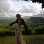 Molly Chiang Instagram - Having breakfast on the most beautiful hilltop, with breathtaking views of Bali’s countryside and the stunning ocean, is truly the epitome of relaxation and enjoyment. Amankila knows exactly how to create a serene and delightful breakfast experience. 🌿🌊🫶🏾 #Amankila #AmanResorts #AmanAdventures #Amanfoodie #AmanWellness #TheSpiritofAman - 認真說峇里島 @amankila 真的沒有讓我失望 不管是美麗程度、或是這裡的行程 真的都是很棒的體驗 大家記得第一部影片我有說Amankila 存在於山海之間 所以等於說來到這裡可以享受到兩種景緻 大海與山林左擁右抱 在這裡的最後一天早上 我們在最美的山丘上享用早餐 一邊可以欣賞到峇里島山林田野風景 一邊可以欣賞到蔚藍海景 在小涼亭愜意的放鬆吃早餐🌿🥹 然後整個Amankila隨便都能拍出美照 個人覺得如果要在飯店裡面、自己房間拍 穿這樣黑色、米色、白色系衣服也是都很配😚🤍🖤 自己也是很滿意這套色系與這裡的匹配程度😜😂 然後這件是褲裙喔☺️ 你們喜歡嗎🫶🏾