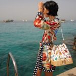Molly Chiang Instagram - Back to my favorite place with @mytheresa.com x @dolcegabbana ❤️🍋 #Mytheresa #DolceGabbana #DGxMytheresa - 來你們自己說… 我是不是真的在義大利絲毫沒有違和感？🤣😂 我是不是真的有點適合這個畫面？？？😂 真的是我最喜歡的南義🥹 拍起來還是跟記憶中的一樣美！！！ 這次來Capri參加 @mytheresa.com & @dolcegabbana 發佈會活動 這篇的兩套衣服都是這一季新款 來南義真的就是要穿他們的衣服😜 就是這裡的衣服啊！！！ 為這裡而生的設計🥰 洋裝跟褲裝 這兩套你們喜歡哪一套？ 請投票！！！ 今天會陸續分享昨天活動的影片跟照片 可以來看我的裝扮有多Ready 🧏🏻‍♀️🤪❤️ P.S. 最後一張對比圖 明明在同個地方同台車 卻大不同 多不想曬太陽？以及多享受太陽？