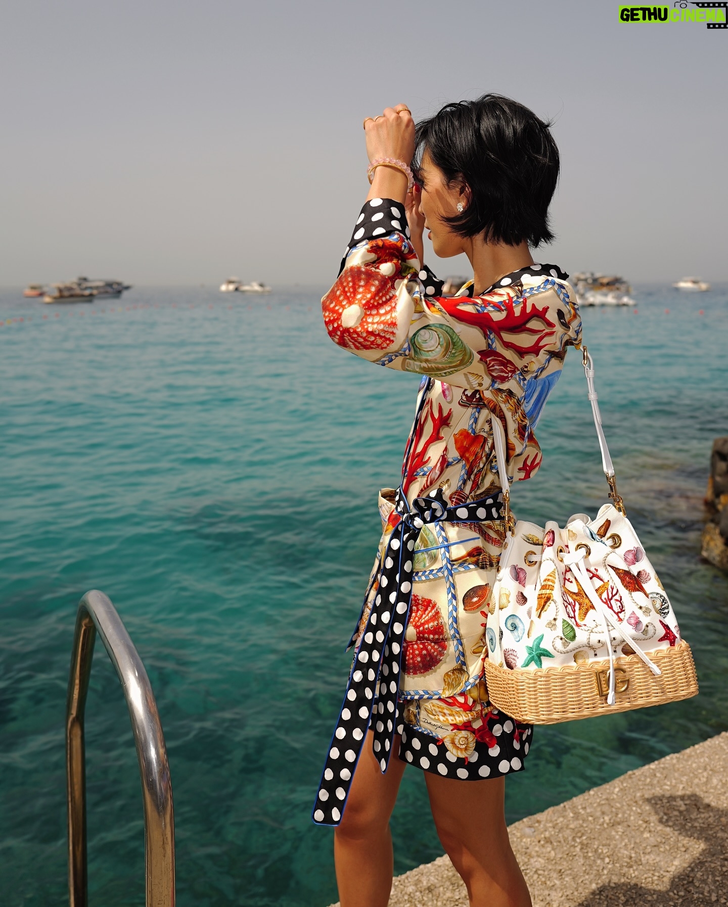 Molly Chiang Instagram - Back to my favorite place with @mytheresa.com x @dolcegabbana ❤️🍋 #Mytheresa #DolceGabbana #DGxMytheresa - 來你們自己說… 我是不是真的在義大利絲毫沒有違和感?🤣😂 我是不是真的有點適合這個畫面???😂 真的是我最喜歡的南義🥹 拍起來還是跟記憶中的一樣美!!! 這次來Capri參加 @mytheresa.com & @dolcegabbana 發佈會活動 這篇的兩套衣服都是這一季新款 來南義真的就是要穿他們的衣服😜 就是這裡的衣服啊!!! 為這裡而生的設計🥰 洋裝跟褲裝 這兩套你們喜歡哪一套? 請投票!!! 今天會陸續分享昨天活動的影片跟照片 可以來看我的裝扮有多Ready 🧏🏻♀️🤪❤️ P.S. 最後一張對比圖 明明在同個地方同台車 卻大不同 多不想曬太陽?以及多享受太陽?
