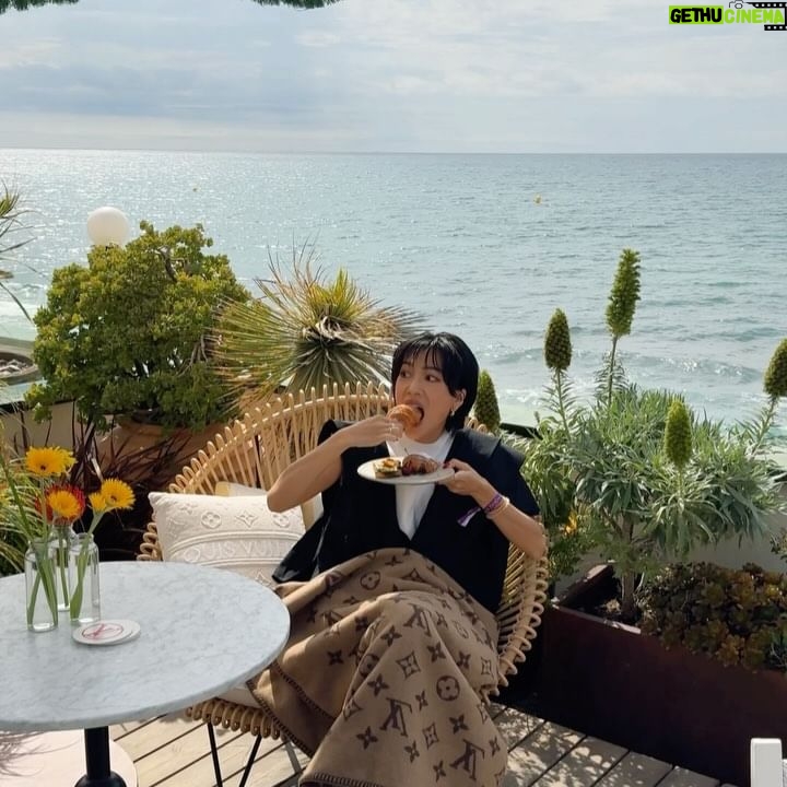 Molly Chiang Instagram - The #LVCRUISE25 journey in Barcelona has come to an end.And I’d like to thank LV for the invitation that allowed me to partake in this wonderful trip once again.🩷✨ #LVCRUISE25 @louisvuitton - 巴塞隆納 #LVCRUISE25 之旅告一段落 有幸地再度看到了一場絕美大秀 吃到了很多巴塞隆納美食(這也是重點) 也成功抓住空檔當了稱職的觀光客 感謝 @louisvuitton 的邀請🫶🏾 讓我能夠有機會再次參與這趟美好的旅程🩷 準備前往下一個城市了 也是即將第一次拜訪 你們猜猜是哪裡?😻