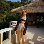 Molly Chiang Instagram - Having breakfast on the most beautiful hilltop, with breathtaking views of Bali’s countryside and the stunning ocean, is truly the epitome of relaxation and enjoyment. Amankila knows exactly how to create a serene and delightful breakfast experience. 🌿🌊🫶🏾 #Amankila #AmanResorts #AmanAdventures #Amanfoodie #AmanWellness #TheSpiritofAman - 認真說峇里島 @amankila 真的沒有讓我失望 不管是美麗程度、或是這裡的行程 真的都是很棒的體驗 大家記得第一部影片我有說Amankila 存在於山海之間 所以等於說來到這裡可以享受到兩種景緻 大海與山林左擁右抱 在這裡的最後一天早上 我們在最美的山丘上享用早餐 一邊可以欣賞到峇里島山林田野風景 一邊可以欣賞到蔚藍海景 在小涼亭愜意的放鬆吃早餐🌿🥹 然後整個Amankila隨便都能拍出美照 個人覺得如果要在飯店裡面、自己房間拍 穿這樣黑色、米色、白色系衣服也是都很配😚🤍🖤 自己也是很滿意這套色系與這裡的匹配程度😜😂 然後這件是褲裙喔☺️ 你們喜歡嗎🫶🏾