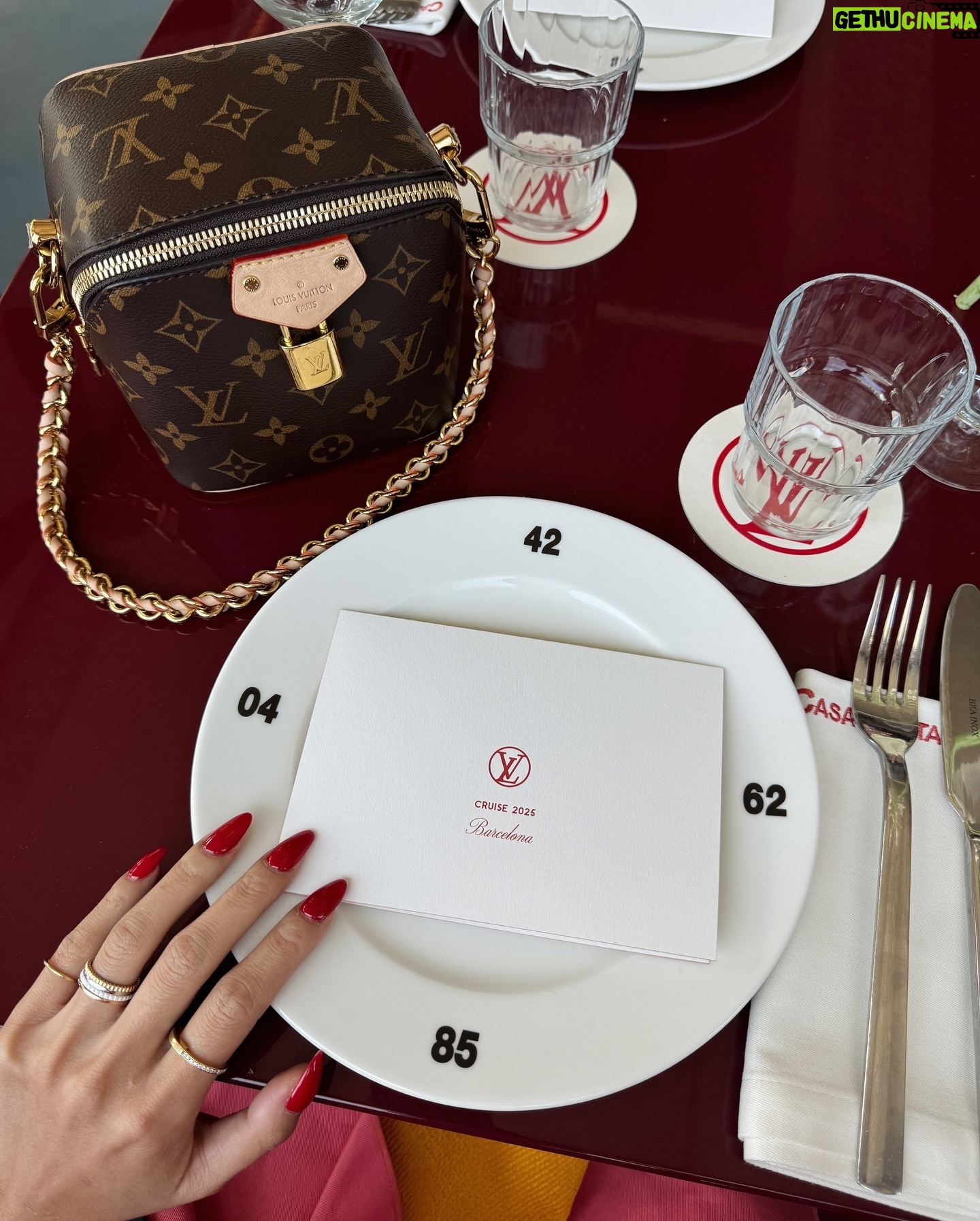Molly Chiang Instagram - The #LVCRUISE25 journey in Barcelona has come to an end.And I’d like to thank LV for the invitation that allowed me to partake in this wonderful trip once again.🩷✨ #LVCRUISE25 @louisvuitton - 巴塞隆納 #LVCRUISE25 之旅告一段落 有幸地再度看到了一場絕美大秀 吃到了很多巴塞隆納美食(這也是重點) 也成功抓住空檔當了稱職的觀光客 感謝 @louisvuitton 的邀請🫶🏾 讓我能夠有機會再次參與這趟美好的旅程🩷 準備前往下一個城市了 也是即將第一次拜訪 你們猜猜是哪裡?😻
