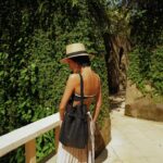 Molly Chiang Instagram - Having breakfast on the most beautiful hilltop, with breathtaking views of Bali’s countryside and the stunning ocean, is truly the epitome of relaxation and enjoyment. Amankila knows exactly how to create a serene and delightful breakfast experience. 🌿🌊🫶🏾 #Amankila #AmanResorts #AmanAdventures #Amanfoodie #AmanWellness #TheSpiritofAman - 認真說峇里島 @amankila 真的沒有讓我失望 不管是美麗程度、或是這裡的行程 真的都是很棒的體驗 大家記得第一部影片我有說Amankila 存在於山海之間 所以等於說來到這裡可以享受到兩種景緻 大海與山林左擁右抱 在這裡的最後一天早上 我們在最美的山丘上享用早餐 一邊可以欣賞到峇里島山林田野風景 一邊可以欣賞到蔚藍海景 在小涼亭愜意的放鬆吃早餐🌿🥹 然後整個Amankila隨便都能拍出美照 個人覺得如果要在飯店裡面、自己房間拍 穿這樣黑色、米色、白色系衣服也是都很配😚🤍🖤 自己也是很滿意這套色系與這裡的匹配程度😜😂 然後這件是褲裙喔☺️ 你們喜歡嗎🫶🏾