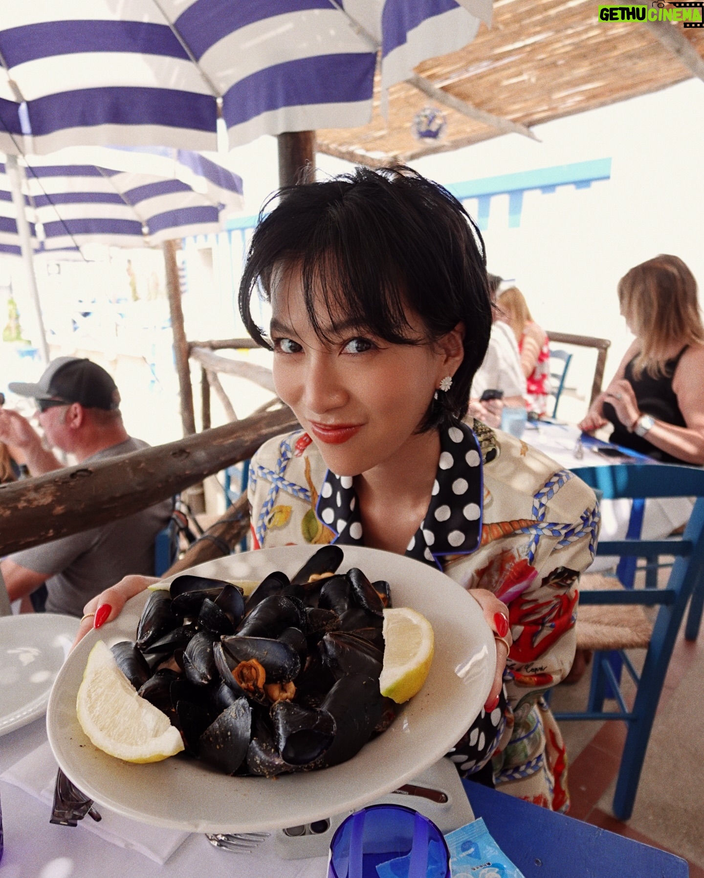 Molly Chiang Instagram - Back to my favorite place with @mytheresa.com x @dolcegabbana ❤️🍋 #Mytheresa #DolceGabbana #DGxMytheresa - 來你們自己說… 我是不是真的在義大利絲毫沒有違和感?🤣😂 我是不是真的有點適合這個畫面???😂 真的是我最喜歡的南義🥹 拍起來還是跟記憶中的一樣美!!! 這次來Capri參加 @mytheresa.com & @dolcegabbana 發佈會活動 這篇的兩套衣服都是這一季新款 來南義真的就是要穿他們的衣服😜 就是這裡的衣服啊!!! 為這裡而生的設計🥰 洋裝跟褲裝 這兩套你們喜歡哪一套? 請投票!!! 今天會陸續分享昨天活動的影片跟照片 可以來看我的裝扮有多Ready 🧏🏻♀️🤪❤️ P.S. 最後一張對比圖 明明在同個地方同台車 卻大不同 多不想曬太陽?以及多享受太陽?