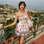 Molly Chiang Instagram - Back to my favorite place with @mytheresa.com x @dolcegabbana ❤️🍋 #Mytheresa #DolceGabbana #DGxMytheresa - 來你們自己說… 我是不是真的在義大利絲毫沒有違和感？🤣😂 我是不是真的有點適合這個畫面？？？😂 真的是我最喜歡的南義🥹 拍起來還是跟記憶中的一樣美！！！ 這次來Capri參加 @mytheresa.com & @dolcegabbana 發佈會活動 這篇的兩套衣服都是這一季新款 來南義真的就是要穿他們的衣服😜 就是這裡的衣服啊！！！ 為這裡而生的設計🥰 洋裝跟褲裝 這兩套你們喜歡哪一套？ 請投票！！！ 今天會陸續分享昨天活動的影片跟照片 可以來看我的裝扮有多Ready 🧏🏻‍♀️🤪❤️ P.S. 最後一張對比圖 明明在同個地方同台車 卻大不同 多不想曬太陽？以及多享受太陽？