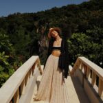 Molly Chiang Instagram - Having breakfast on the most beautiful hilltop, with breathtaking views of Bali’s countryside and the stunning ocean, is truly the epitome of relaxation and enjoyment. Amankila knows exactly how to create a serene and delightful breakfast experience. 🌿🌊🫶🏾 #Amankila #AmanResorts #AmanAdventures #Amanfoodie #AmanWellness #TheSpiritofAman - 認真說峇里島 @amankila 真的沒有讓我失望 不管是美麗程度、或是這裡的行程 真的都是很棒的體驗 大家記得第一部影片我有說Amankila 存在於山海之間 所以等於說來到這裡可以享受到兩種景緻 大海與山林左擁右抱 在這裡的最後一天早上 我們在最美的山丘上享用早餐 一邊可以欣賞到峇里島山林田野風景 一邊可以欣賞到蔚藍海景 在小涼亭愜意的放鬆吃早餐🌿🥹 然後整個Amankila隨便都能拍出美照 個人覺得如果要在飯店裡面、自己房間拍 穿這樣黑色、米色、白色系衣服也是都很配😚🤍🖤 自己也是很滿意這套色系與這裡的匹配程度😜😂 然後這件是褲裙喔☺️ 你們喜歡嗎🫶🏾