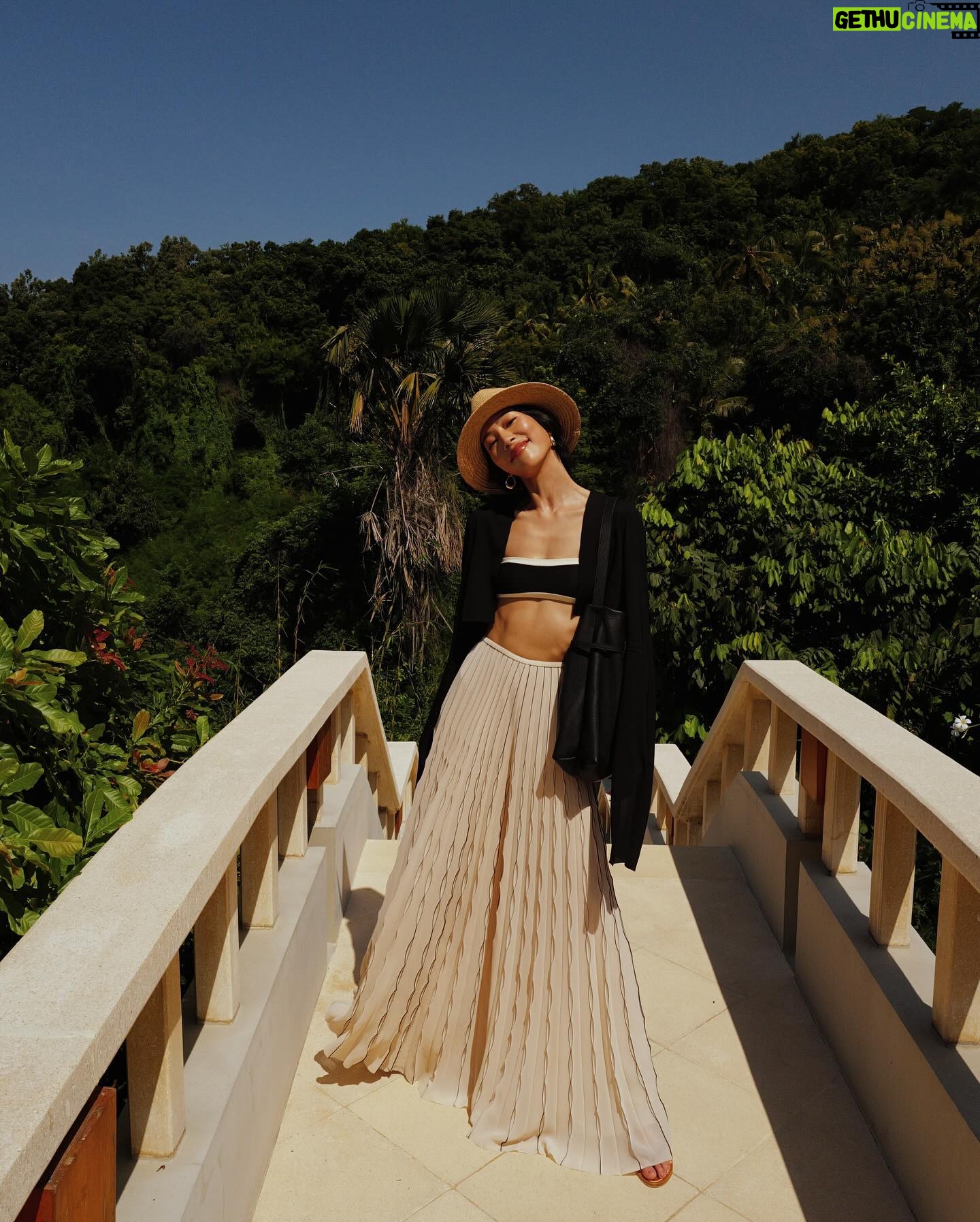 Molly Chiang Instagram - Having breakfast on the most beautiful hilltop, with breathtaking views of Bali’s countryside and the stunning ocean, is truly the epitome of relaxation and enjoyment. Amankila knows exactly how to create a serene and delightful breakfast experience. 🌿🌊🫶🏾 #Amankila #AmanResorts #AmanAdventures #Amanfoodie #AmanWellness #TheSpiritofAman - 認真說峇里島 @amankila 真的沒有讓我失望 不管是美麗程度、或是這裡的行程 真的都是很棒的體驗 大家記得第一部影片我有說Amankila 存在於山海之間 所以等於說來到這裡可以享受到兩種景緻 大海與山林左擁右抱 在這裡的最後一天早上 我們在最美的山丘上享用早餐 一邊可以欣賞到峇里島山林田野風景 一邊可以欣賞到蔚藍海景 在小涼亭愜意的放鬆吃早餐🌿🥹 然後整個Amankila隨便都能拍出美照 個人覺得如果要在飯店裡面、自己房間拍 穿這樣黑色、米色、白色系衣服也是都很配😚🤍🖤 自己也是很滿意這套色系與這裡的匹配程度😜😂 然後這件是褲裙喔☺️ 你們喜歡嗎🫶🏾
