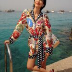 Molly Chiang Instagram – Back to my favorite place with @mytheresa.com x @dolcegabbana ❤️🍋 #Mytheresa #DolceGabbana #DGxMytheresa
–
來你們自己說…
我是不是真的在義大利絲毫沒有違和感？🤣😂
我是不是真的有點適合這個畫面？？？😂
真的是我最喜歡的南義🥹
拍起來還是跟記憶中的一樣美！！！

這次來Capri參加 @mytheresa.com & @dolcegabbana 發佈會活動
這篇的兩套衣服都是這一季新款
來南義真的就是要穿他們的衣服😜
就是這裡的衣服啊！！！
為這裡而生的設計🥰

洋裝跟褲裝
這兩套你們喜歡哪一套？
請投票！！！

今天會陸續分享昨天活動的影片跟照片
可以來看我的裝扮有多Ready 🧏🏻‍♀️🤪❤️

P.S. 最後一張對比圖 明明在同個地方同台車 卻大不同 多不想曬太陽？以及多享受太陽？