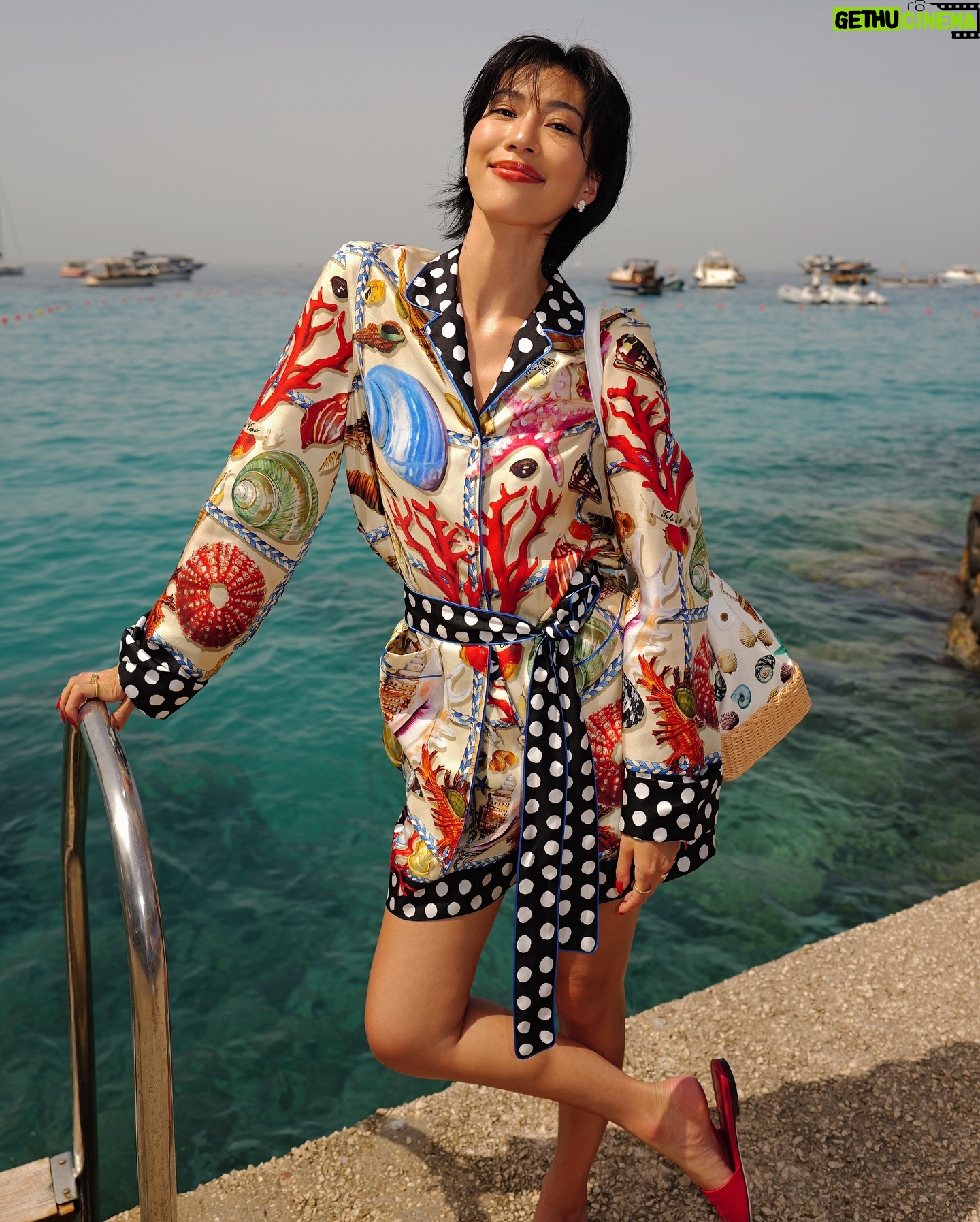 Molly Chiang Instagram - Back to my favorite place with @mytheresa.com x @dolcegabbana ❤️🍋 #Mytheresa #DolceGabbana #DGxMytheresa - 來你們自己說… 我是不是真的在義大利絲毫沒有違和感?🤣😂 我是不是真的有點適合這個畫面???😂 真的是我最喜歡的南義🥹 拍起來還是跟記憶中的一樣美!!! 這次來Capri參加 @mytheresa.com & @dolcegabbana 發佈會活動 這篇的兩套衣服都是這一季新款 來南義真的就是要穿他們的衣服😜 就是這裡的衣服啊!!! 為這裡而生的設計🥰 洋裝跟褲裝 這兩套你們喜歡哪一套? 請投票!!! 今天會陸續分享昨天活動的影片跟照片 可以來看我的裝扮有多Ready 🧏🏻♀️🤪❤️ P.S. 最後一張對比圖 明明在同個地方同台車 卻大不同 多不想曬太陽?以及多享受太陽?