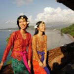Molly Chiang Instagram - The Amankila Balinese Blessing journey left me with a profound sense of awe and gratitude. Experiencing the traditional rituals and connecting with the spirituality of Bali was a humbling and transformative experience. It reminded me of the power of faith and the beauty of cultural traditions. 🙏🏽🌿💐 #Amankila #AmanResorts #AmanAdventures #Amanfoodie #AmanWellness #TheSpiritofAman - 大家早安🌿 一大早請接受來自我們峇里島的祝福🫶🏾 我只能說 @amankila 的行程真的都太特別了😍 這個行程是《Balinese Blessing 峇里島祝禱》 一早飯店人員先到房間幫我們換上峇里島傳統服飾 沒想到這趟有機會能夠穿上🥰 在換衣服時就覺得好有儀式感好新鮮 我們是不是好像還蠻能駕馭這樣的打扮😜 換好衣服後就會出發到祈福的廟宇 這個行程會體驗由當地牧師主持的傳統祝福儀式 祈禱祈求希望平安 體驗完真的覺得這不只是一個行程 更是一次心靈的洗禮 這種祈福儀式也提醒著我尊重和珍惜每一種信仰和文化的重要性🌿 重點是祈福寺廟周圍的風景真的很美 心靈被富裕後視覺也享受☺️ 這樣的行程你們會想體驗看看嗎？❤️ P.S. 在上去寺廟時會小小爬一段山坡 大概5-10分鐘左右 建議大家要穿好走的鞋子 然後我真的 is ok 我真的沒有累（？）