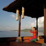 Molly Chiang Instagram - The Amankila Balinese Blessing journey left me with a profound sense of awe and gratitude. Experiencing the traditional rituals and connecting with the spirituality of Bali was a humbling and transformative experience. It reminded me of the power of faith and the beauty of cultural traditions. 🙏🏽🌿💐 #Amankila #AmanResorts #AmanAdventures #Amanfoodie #AmanWellness #TheSpiritofAman - 大家早安🌿 一大早請接受來自我們峇里島的祝福🫶🏾 我只能說 @amankila 的行程真的都太特別了😍 這個行程是《Balinese Blessing 峇里島祝禱》 一早飯店人員先到房間幫我們換上峇里島傳統服飾 沒想到這趟有機會能夠穿上🥰 在換衣服時就覺得好有儀式感好新鮮 我們是不是好像還蠻能駕馭這樣的打扮😜 換好衣服後就會出發到祈福的廟宇 這個行程會體驗由當地牧師主持的傳統祝福儀式 祈禱祈求希望平安 體驗完真的覺得這不只是一個行程 更是一次心靈的洗禮 這種祈福儀式也提醒著我尊重和珍惜每一種信仰和文化的重要性🌿 重點是祈福寺廟周圍的風景真的很美 心靈被富裕後視覺也享受☺️ 這樣的行程你們會想體驗看看嗎？❤️ P.S. 在上去寺廟時會小小爬一段山坡 大概5-10分鐘左右 建議大家要穿好走的鞋子 然後我真的 is ok 我真的沒有累（？）