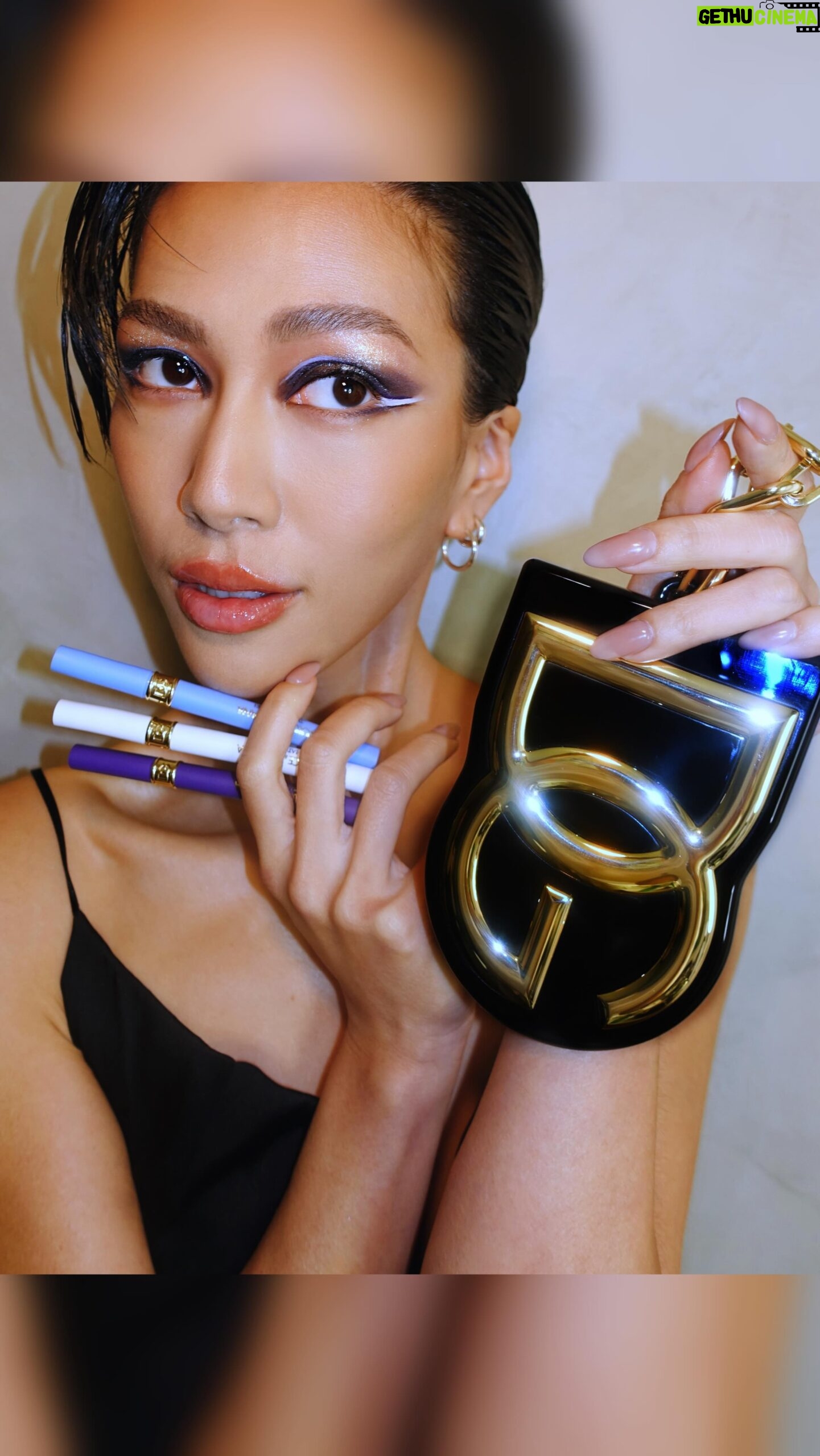 Molly Chiang Instagram - Get ready to shine at the party with Dolce&Gabbana Beauty’s new eyeshadow! Let’s rock this summer and party in style! ✨❤️ @DolceGabbana_Beauty #DGBeauty #DGMakeup - 各位莫寶!!! 跟我一起Party 囉😆🙌🏾 天啊真的超級久沒有化這樣的妝容!!! 這個妝是不是有點Ready😳 每個人應該都有一盤大地色系眼影盤吧? 但有時候還是會因為心情、穿搭 而想要來點不一樣色系的眼妝吧? 像我自己在旅行、偶爾一場Party的時刻 就會想要化點特別的妝容🙂↕️ 今天就來化一個《金屬閃亮煙燻眼妝》✨🖤 這次使用的眼影盤可能大家會有點面熟 就是上次我去韓國時化的銀白亮亮眼妝也是使用這盤化出來的😏 就是Dolce&Gabbana Beauty 的《惹眼璀璨眼彩盤》 12種顏色讓你隨時打造多種風格眼妝 自己使用後真心覺得這盤是高顯色眼影盤了 而且大家不覺得外型包裝設計根本超時髦? 好像手拿包一樣😍 另外這個夏天絕對不能沒有至少一支彩色眼線液筆!!! Dolce&Gabbana Beauty的《惹眼焦點眼線筆》也是顏色超美🤩 這支是24H長效防水 筆頭也夠尖所以很好勾化 建議大家使用前請先充分搖勻更好化喔🩵 大家覺得這個妝如何?