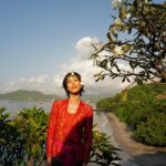 Molly Chiang Instagram - The Amankila Balinese Blessing journey left me with a profound sense of awe and gratitude. Experiencing the traditional rituals and connecting with the spirituality of Bali was a humbling and transformative experience. It reminded me of the power of faith and the beauty of cultural traditions. 🙏🏽🌿💐 #Amankila #AmanResorts #AmanAdventures #Amanfoodie #AmanWellness #TheSpiritofAman - 大家早安🌿 一大早請接受來自我們峇里島的祝福🫶🏾 我只能說 @amankila 的行程真的都太特別了😍 這個行程是《Balinese Blessing 峇里島祝禱》 一早飯店人員先到房間幫我們換上峇里島傳統服飾 沒想到這趟有機會能夠穿上🥰 在換衣服時就覺得好有儀式感好新鮮 我們是不是好像還蠻能駕馭這樣的打扮😜 換好衣服後就會出發到祈福的廟宇 這個行程會體驗由當地牧師主持的傳統祝福儀式 祈禱祈求希望平安 體驗完真的覺得這不只是一個行程 更是一次心靈的洗禮 這種祈福儀式也提醒著我尊重和珍惜每一種信仰和文化的重要性🌿 重點是祈福寺廟周圍的風景真的很美 心靈被富裕後視覺也享受☺️ 這樣的行程你們會想體驗看看嗎？❤️ P.S. 在上去寺廟時會小小爬一段山坡 大概5-10分鐘左右 建議大家要穿好走的鞋子 然後我真的 is ok 我真的沒有累（？）