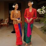 Molly Chiang Instagram - The Amankila Balinese Blessing journey left me with a profound sense of awe and gratitude. Experiencing the traditional rituals and connecting with the spirituality of Bali was a humbling and transformative experience. It reminded me of the power of faith and the beauty of cultural traditions. 🙏🏽🌿💐 #Amankila #AmanResorts #AmanAdventures #Amanfoodie #AmanWellness #TheSpiritofAman - 大家早安🌿 一大早請接受來自我們峇里島的祝福🫶🏾 我只能說 @amankila 的行程真的都太特別了😍 這個行程是《Balinese Blessing 峇里島祝禱》 一早飯店人員先到房間幫我們換上峇里島傳統服飾 沒想到這趟有機會能夠穿上🥰 在換衣服時就覺得好有儀式感好新鮮 我們是不是好像還蠻能駕馭這樣的打扮😜 換好衣服後就會出發到祈福的廟宇 這個行程會體驗由當地牧師主持的傳統祝福儀式 祈禱祈求希望平安 體驗完真的覺得這不只是一個行程 更是一次心靈的洗禮 這種祈福儀式也提醒著我尊重和珍惜每一種信仰和文化的重要性🌿 重點是祈福寺廟周圍的風景真的很美 心靈被富裕後視覺也享受☺️ 這樣的行程你們會想體驗看看嗎？❤️ P.S. 在上去寺廟時會小小爬一段山坡 大概5-10分鐘左右 建議大家要穿好走的鞋子 然後我真的 is ok 我真的沒有累（？）