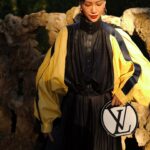 Molly Chiang Instagram - The #LVCRUISE25 was truly epic! Nicolas Ghesquière‘s designs once again showcased his extraordinary talent. #LVCRUISE25 cleverly incorporated elements of Spanish equestrian and bullfighting culture into the clothing designs, exuding an exotic flair with a sense of carefree abandon. LV’s impeccable tailoring combined with cape-like embellishments seamlessly blended the brand‘s DNA with local cultural influences, achieving a superb balance in the visual, tactile, and overall atmosphere. So many yes!!! 🌹❤️✨ #LVCRUISE25 @louisvuitton - 中午看完影片紀錄 是時候來看點平面美照了吧😌🤣 OMG你們看巴塞隆納這個夕陽光 真的是拍起來不得了喔😎✨ 自己非常喜歡這次看秀造型（哪次不喜歡？😂） 拍照片的時候就是一定要把裙尾甩起來 重點是穿成這樣終於不冷了！！！😍🤪 其實現在巴塞隆納還是有點冷 所以我昨天美的很溫暖（自己說🤪） 這次造型大家還滿意嗎🧏🏻‍♀️🤣 總是很期待Louis Vuitton Cruise 秀舉辦的地點 這一次LV 2025早春系列大秀在充滿詩意的#巴塞隆納奎爾公園 中綻放🌹 這裡將高第經典建築融入大自然 營造出一個如同童話世界般的夢幻場景 我們好像走進了一個充滿童趣和想像力的別樣世界來看秀 高第建築的色彩與線條就像一幅時尚畫卷 只能說LV對於秀場的選擇真的很會 當然也不是只有在選擇場地部分令人讚嘆 Nicolas Ghesquière的設計也再次展現他的非凡實力 #LVCRUISE25 巧妙地將西班牙馬術和鬥牛士文化的元素融入服裝設計中 彰顯了異域風情又散發出率性自在 LV超強的剪裁搭配披肩裝飾 設計巧妙地將品牌DNA與當地文化完美融合 在視覺、質感以及整體氛圍上都有超級出色的平衡 真的是So many yes!!! 好多款式都想要再細細看一次 像是靴子、包款好想要近看更多細節 只能期待推出的時候再好好品嚐了🥹 P.S. 今天是巴塞隆納最後一天 我要把握收工後最後時間…..繼續去吃（咦）