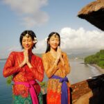 Molly Chiang Instagram - The Amankila Balinese Blessing journey left me with a profound sense of awe and gratitude. Experiencing the traditional rituals and connecting with the spirituality of Bali was a humbling and transformative experience. It reminded me of the power of faith and the beauty of cultural traditions. 🙏🏽🌿💐 #Amankila #AmanResorts #AmanAdventures #Amanfoodie #AmanWellness #TheSpiritofAman - 大家早安🌿 一大早請接受來自我們峇里島的祝福🫶🏾 我只能說 @amankila 的行程真的都太特別了😍 這個行程是《Balinese Blessing 峇里島祝禱》 一早飯店人員先到房間幫我們換上峇里島傳統服飾 沒想到這趟有機會能夠穿上🥰 在換衣服時就覺得好有儀式感好新鮮 我們是不是好像還蠻能駕馭這樣的打扮😜 換好衣服後就會出發到祈福的廟宇 這個行程會體驗由當地牧師主持的傳統祝福儀式 祈禱祈求希望平安 體驗完真的覺得這不只是一個行程 更是一次心靈的洗禮 這種祈福儀式也提醒著我尊重和珍惜每一種信仰和文化的重要性🌿 重點是祈福寺廟周圍的風景真的很美 心靈被富裕後視覺也享受☺️ 這樣的行程你們會想體驗看看嗎？❤️ P.S. 在上去寺廟時會小小爬一段山坡 大概5-10分鐘左右 建議大家要穿好走的鞋子 然後我真的 is ok 我真的沒有累（？）