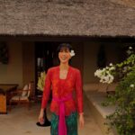 Molly Chiang Instagram - The Amankila Balinese Blessing journey left me with a profound sense of awe and gratitude. Experiencing the traditional rituals and connecting with the spirituality of Bali was a humbling and transformative experience. It reminded me of the power of faith and the beauty of cultural traditions. 🙏🏽🌿💐 #Amankila #AmanResorts #AmanAdventures #Amanfoodie #AmanWellness #TheSpiritofAman - 大家早安🌿 一大早請接受來自我們峇里島的祝福🫶🏾 我只能說 @amankila 的行程真的都太特別了😍 這個行程是《Balinese Blessing 峇里島祝禱》 一早飯店人員先到房間幫我們換上峇里島傳統服飾 沒想到這趟有機會能夠穿上🥰 在換衣服時就覺得好有儀式感好新鮮 我們是不是好像還蠻能駕馭這樣的打扮😜 換好衣服後就會出發到祈福的廟宇 這個行程會體驗由當地牧師主持的傳統祝福儀式 祈禱祈求希望平安 體驗完真的覺得這不只是一個行程 更是一次心靈的洗禮 這種祈福儀式也提醒著我尊重和珍惜每一種信仰和文化的重要性🌿 重點是祈福寺廟周圍的風景真的很美 心靈被富裕後視覺也享受☺️ 這樣的行程你們會想體驗看看嗎？❤️ P.S. 在上去寺廟時會小小爬一段山坡 大概5-10分鐘左右 建議大家要穿好走的鞋子 然後我真的 is ok 我真的沒有累（？）