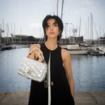 Molly Chiang Instagram - Last night‘s LV Day1 Welcome Dinner was held at ”Ricardo Bofill The Factory“ in Barcelona. LV always finds historic and locally-distinctive venues to host its brand events, reanimating these spaces with its signature elements and creating a truly captivating experience for all.✨🌹🕯️ #LVCRUISE25 @louisvuitton - #最後有巴塞隆納排隊蛋糕吃播開箱 關於昨晚的LV Day1 Welcome Dinner 晚宴地點辦在巴塞隆納的《Ricardo bofill the factory》 這裡竟然是一個廢棄的水泥工廠 建築師瑞卡多·博菲爾把這個產業遺址改造成一個住宅和辦公空間的複合體 現在這裡已經成為巴塞隆納市區的一個標誌性地標 也被認為是現代建築再利用遺產的典範案例之一 體現了建築的永續性和再生性 參與LV很多次活動 真心覺得LV總是能夠發掘具有歷史感和地域特色的場景 再在這裡打造出別具一格的品牌活動 不管是在城市中的隱匿角落 或是偏僻的鄉野之間 LV總能找到這些富有內在魅力的所在 再重新賦予它們全新的生命 將品牌元素跟這些場地的歷史文脈相融合 為我們所有人帶來既耳目一新的體驗✨ 你們不覺得真的很用心很會嗎😍 然後昨天出發晚餐以前 在房間開箱了巴塞隆納排隊熱門甜點《JONCAKE》 我們前一天先在網路上預訂 這樣就可以不用排隊直接隔天店上領取 （但預訂需要當地手機號碼收驗證碼） 吃完的感想就是我影片說的那樣 有人也吃過嗎？ 真的是很認真很有水準的起司😂😂😂（？） 還有什麼推薦的甜點嗎？ 好想吃什麼開心果口味的甜點喔🥹