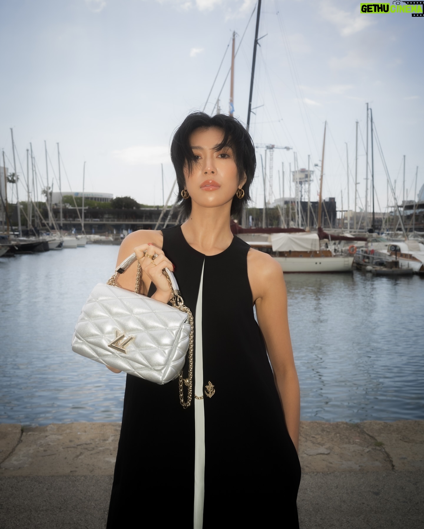 Molly Chiang Instagram - Last night‘s LV Day1 Welcome Dinner was held at ”Ricardo Bofill The Factory“ in Barcelona. LV always finds historic and locally-distinctive venues to host its brand events, reanimating these spaces with its signature elements and creating a truly captivating experience for all.✨🌹🕯️ #LVCRUISE25 @louisvuitton - #最後有巴塞隆納排隊蛋糕吃播開箱 關於昨晚的LV Day1 Welcome Dinner 晚宴地點辦在巴塞隆納的《Ricardo bofill the factory》 這裡竟然是一個廢棄的水泥工廠 建築師瑞卡多·博菲爾把這個產業遺址改造成一個住宅和辦公空間的複合體 現在這裡已經成為巴塞隆納市區的一個標誌性地標 也被認為是現代建築再利用遺產的典範案例之一 體現了建築的永續性和再生性 參與LV很多次活動 真心覺得LV總是能夠發掘具有歷史感和地域特色的場景 再在這裡打造出別具一格的品牌活動 不管是在城市中的隱匿角落 或是偏僻的鄉野之間 LV總能找到這些富有內在魅力的所在 再重新賦予它們全新的生命 將品牌元素跟這些場地的歷史文脈相融合 為我們所有人帶來既耳目一新的體驗✨ 你們不覺得真的很用心很會嗎😍 然後昨天出發晚餐以前 在房間開箱了巴塞隆納排隊熱門甜點《JONCAKE》 我們前一天先在網路上預訂 這樣就可以不用排隊直接隔天店上領取 (但預訂需要當地手機號碼收驗證碼) 吃完的感想就是我影片說的那樣 有人也吃過嗎? 真的是很認真很有水準的起司😂😂😂(?) 還有什麼推薦的甜點嗎? 好想吃什麼開心果口味的甜點喔🥹