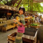 Molly Chiang Instagram - You must visit the ”La brisa“ Sunday market. It‘s the only market that takes place on Sundays. I truly love the atmosphere here! Highly recommended for everyone to come and experience it. 🩷💚🌿🫶🏾 - 此篇峇里島行程請收藏🥥 來峇里島怎麼可以不逛市集！！！ 如果你們來峇里島剛好碰上「星期日」 一定要來逛這個《La brisa》週日市集😍 只有星期日才有的市集 昨天雖然還住在Amankila 但為了想去這個市集 我們直接從Amankila坐兩個小時的車殺去🤣（多想逛？） 但到了之後覺得很值得耶 我們好喜歡這裡的氛圍 而且拍起來真的好可愛🥹💚 非常有質感又有氛圍感的週日市集 還有很多不錯的自創品牌在這裡賣 在這裡買到好喜歡的手鍊😍 你們也喜歡逛市集嗎？ 我真的超愛☺️ 接下來還會分享很多峇里島行程😛 敬請期待😘