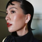 Molly Chiang Instagram - The #LVCRUISE25 was truly epic! Nicolas Ghesquière‘s designs once again showcased his extraordinary talent. #LVCRUISE25 cleverly incorporated elements of Spanish equestrian and bullfighting culture into the clothing designs, exuding an exotic flair with a sense of carefree abandon. LV’s impeccable tailoring combined with cape-like embellishments seamlessly blended the brand‘s DNA with local cultural influences, achieving a superb balance in the visual, tactile, and overall atmosphere. So many yes!!! 🌹❤️✨ #LVCRUISE25 @louisvuitton - 中午看完影片紀錄 是時候來看點平面美照了吧😌🤣 OMG你們看巴塞隆納這個夕陽光 真的是拍起來不得了喔😎✨ 自己非常喜歡這次看秀造型（哪次不喜歡？😂） 拍照片的時候就是一定要把裙尾甩起來 重點是穿成這樣終於不冷了！！！😍🤪 其實現在巴塞隆納還是有點冷 所以我昨天美的很溫暖（自己說🤪） 這次造型大家還滿意嗎🧏🏻‍♀️🤣 總是很期待Louis Vuitton Cruise 秀舉辦的地點 這一次LV 2025早春系列大秀在充滿詩意的#巴塞隆納奎爾公園 中綻放🌹 這裡將高第經典建築融入大自然 營造出一個如同童話世界般的夢幻場景 我們好像走進了一個充滿童趣和想像力的別樣世界來看秀 高第建築的色彩與線條就像一幅時尚畫卷 只能說LV對於秀場的選擇真的很會 當然也不是只有在選擇場地部分令人讚嘆 Nicolas Ghesquière的設計也再次展現他的非凡實力 #LVCRUISE25 巧妙地將西班牙馬術和鬥牛士文化的元素融入服裝設計中 彰顯了異域風情又散發出率性自在 LV超強的剪裁搭配披肩裝飾 設計巧妙地將品牌DNA與當地文化完美融合 在視覺、質感以及整體氛圍上都有超級出色的平衡 真的是So many yes!!! 好多款式都想要再細細看一次 像是靴子、包款好想要近看更多細節 只能期待推出的時候再好好品嚐了🥹 P.S. 今天是巴塞隆納最後一天 我要把握收工後最後時間…..繼續去吃（咦）