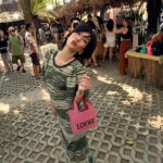 Molly Chiang Instagram - You must visit the ”La brisa“ Sunday market. It‘s the only market that takes place on Sundays. I truly love the atmosphere here! Highly recommended for everyone to come and experience it. 🩷💚🌿🫶🏾 - 此篇峇里島行程請收藏🥥 來峇里島怎麼可以不逛市集！！！ 如果你們來峇里島剛好碰上「星期日」 一定要來逛這個《La brisa》週日市集😍 只有星期日才有的市集 昨天雖然還住在Amankila 但為了想去這個市集 我們直接從Amankila坐兩個小時的車殺去🤣（多想逛？） 但到了之後覺得很值得耶 我們好喜歡這裡的氛圍 而且拍起來真的好可愛🥹💚 非常有質感又有氛圍感的週日市集 還有很多不錯的自創品牌在這裡賣 在這裡買到好喜歡的手鍊😍 你們也喜歡逛市集嗎？ 我真的超愛☺️ 接下來還會分享很多峇里島行程😛 敬請期待😘