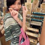Molly Chiang Instagram - You must visit the ”La brisa“ Sunday market. It‘s the only market that takes place on Sundays. I truly love the atmosphere here! Highly recommended for everyone to come and experience it. 🩷💚🌿🫶🏾 - 此篇峇里島行程請收藏🥥 來峇里島怎麼可以不逛市集！！！ 如果你們來峇里島剛好碰上「星期日」 一定要來逛這個《La brisa》週日市集😍 只有星期日才有的市集 昨天雖然還住在Amankila 但為了想去這個市集 我們直接從Amankila坐兩個小時的車殺去🤣（多想逛？） 但到了之後覺得很值得耶 我們好喜歡這裡的氛圍 而且拍起來真的好可愛🥹💚 非常有質感又有氛圍感的週日市集 還有很多不錯的自創品牌在這裡賣 在這裡買到好喜歡的手鍊😍 你們也喜歡逛市集嗎？ 我真的超愛☺️ 接下來還會分享很多峇里島行程😛 敬請期待😘