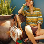 Molly Chiang Instagram - MiuMiu girl in Bali ✨💚🧡🖤 #miumiu @miumiu - 在峇里島買到的戰利品讓我心情整個變彩色起來 心情快樂到跟今天的穿搭一樣繽紛樂😂 就是我掛在包包上的螃蟹 章魚編織娃娃掛飾🥹❤️ 這個掛飾是我在 @Amankila 禮品店買到的 當時看到被這個可愛到心臟漏一拍（好浮誇） 太有趣太可愛的掛飾了！！！ 而且掛在這顆MiuMiu包上面顏色有夠配耶？ 毫無違和🤣 你們說是不是超可愛！ 你們喜歡螃蟹還是章魚的？ 另一個超愛的戰利品 就是脖子跟手上的小花項鍊跟手鍊 這個就是峇里島市集的飾品攤販買到的 大家如果去峇里島有逛一些市集 可以都看看有沒有 還有很多顏色的 我自己買了白色跟薄荷綠💚☺️ 在峇里島還是要來點色彩的搭配🥹 自己好喜歡這組照片的配色 吃早餐的時候看到這面藍色的牆壁就覺得應該很適合配我這套拍💙😍 喜歡這套嗎😙