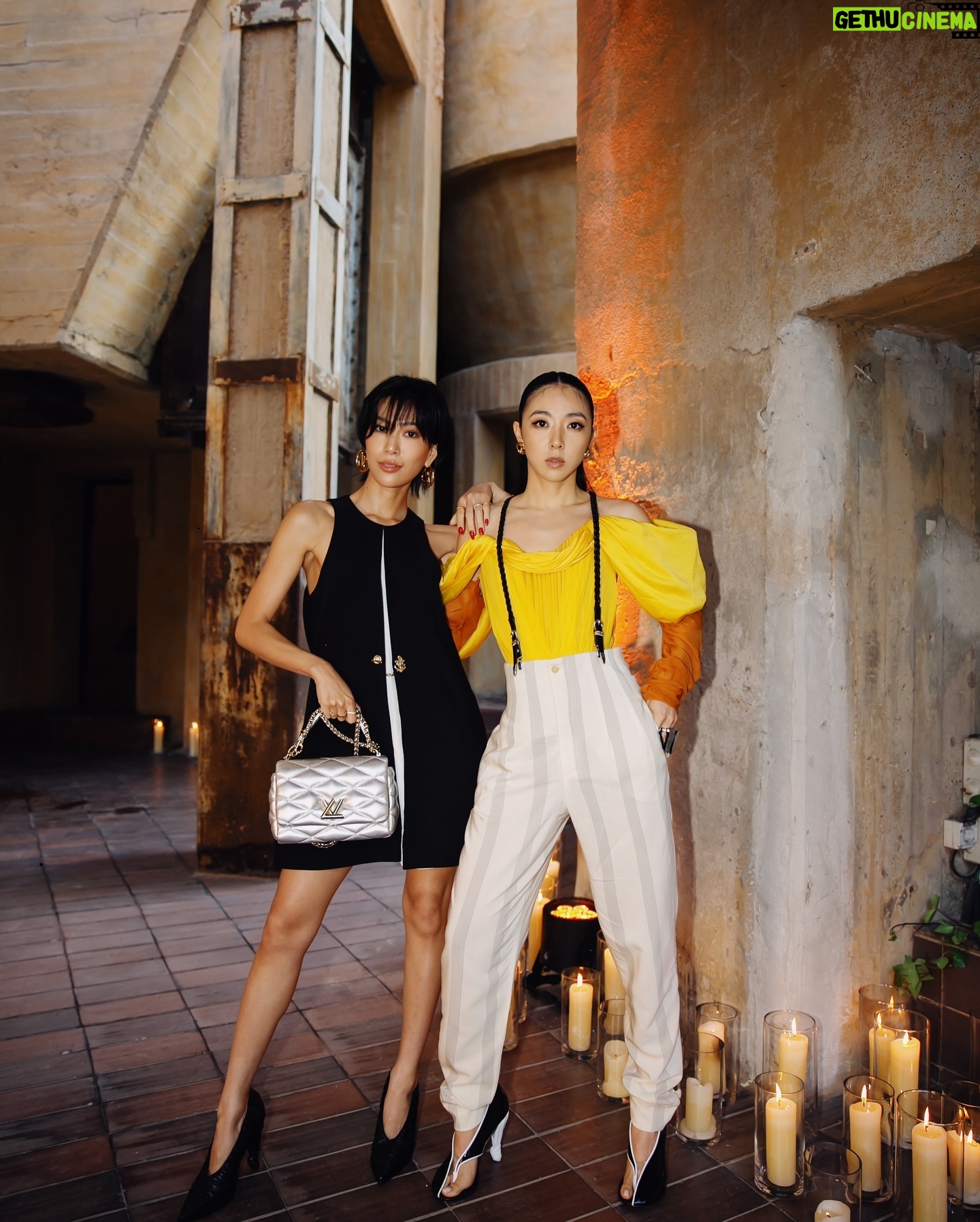 Molly Chiang Instagram - Last night‘s LV Day1 Welcome Dinner was held at ”Ricardo Bofill The Factory“ in Barcelona. LV always finds historic and locally-distinctive venues to host its brand events, reanimating these spaces with its signature elements and creating a truly captivating experience for all.✨🌹🕯️ #LVCRUISE25 @louisvuitton - #最後有巴塞隆納排隊蛋糕吃播開箱 關於昨晚的LV Day1 Welcome Dinner 晚宴地點辦在巴塞隆納的《Ricardo bofill the factory》 這裡竟然是一個廢棄的水泥工廠 建築師瑞卡多·博菲爾把這個產業遺址改造成一個住宅和辦公空間的複合體 現在這裡已經成為巴塞隆納市區的一個標誌性地標 也被認為是現代建築再利用遺產的典範案例之一 體現了建築的永續性和再生性 參與LV很多次活動 真心覺得LV總是能夠發掘具有歷史感和地域特色的場景 再在這裡打造出別具一格的品牌活動 不管是在城市中的隱匿角落 或是偏僻的鄉野之間 LV總能找到這些富有內在魅力的所在 再重新賦予它們全新的生命 將品牌元素跟這些場地的歷史文脈相融合 為我們所有人帶來既耳目一新的體驗✨ 你們不覺得真的很用心很會嗎😍 然後昨天出發晚餐以前 在房間開箱了巴塞隆納排隊熱門甜點《JONCAKE》 我們前一天先在網路上預訂 這樣就可以不用排隊直接隔天店上領取 (但預訂需要當地手機號碼收驗證碼) 吃完的感想就是我影片說的那樣 有人也吃過嗎? 真的是很認真很有水準的起司😂😂😂(?) 還有什麼推薦的甜點嗎? 好想吃什麼開心果口味的甜點喔🥹