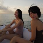 Molly Chiang Instagram - The ”Sunrise Cruise with Breakfast“ itinerary is truly a stunning experience that allows us to start the day in a unique and unforgettable way. It combines tranquility, natural beauty, and luxurious indulgence. As the sun slowly rises, the colors of the sky and the sea change with each passing moment, creating a mesmerizing spectacle. Onboard the boat, we can enjoy a sumptuous breakfast while admiring the ocean. Aman is known for its attention to detail and sense of ritual, and the staff at Amankila ensures that every aspect of the itinerary is meticulously planned. From the exquisite table settings to personalized service, everything is perfectly arranged. You can truly feel the sincerity and the sense of ceremony throughout the experience. 🌊✨ #Amankila #AmanResorts #AmanAdventures #Amanfoodie #AmanWellness #TheSpiritofAman - 吼呦Amankila的《日出郵輪早餐行程》真的真的很值得！！！🥹🫶🏾 中午發的影片我說在船上我們大概拍了500多張照片（是真的500多張） 要從500多張選10張發真的很折磨我 因為真的命中很多張美照 太好拍了！！！ 這個行程的出發時間是早上七點 而清晨的光線真的拍起照來最美 照片光線會有一種軟軟的柔和感 接近中午的光線拍起來就會比較硬 所以我才說這個行程真心很好拍 因為出發的時間點也很完美 加上早上的太陽沒有那麼烈 整個不會太熱 吹著海風超級舒服 這個行程完全是一個令人驚艷的體驗 讓我們用很獨特又難忘的方式開始新的一天 結合了寧靜、自然美景、奢華享受 然後隨著太陽慢慢升起 天空跟大海的顏色每個時刻都在變化 在船上邊享受一頓豐盛的早餐邊看海 我覺得Amankila行程還有一個很棒的地方 就是Aman真的很在於注重細節和禮儀感 Amankila的工作人員會確保行程的每個細節都經過精心安排 從精美的餐桌佈置到個人化的服務 一切都是很完善 讓你感受到滿滿的誠意跟儀式感爆棚 這個行程是我目前體驗到的Aman集團飯店最喜歡的一個行程了吧😏 （但相信以後繼續蒐集Aman酒店還會遇到更厲害的？😜） 你們看這組照片有感受到我說的清晨一早柔和軟軟的光感嗎？有吧🤣😂 P.S. 最後一張彩蛋是麥力的防曬時尚穿搭。 然後小安也有推我！！😤😂