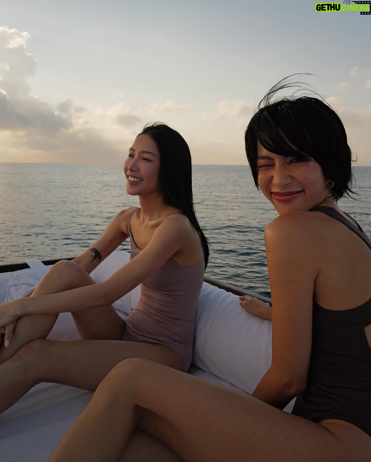 Molly Chiang Instagram - The ”Sunrise Cruise with Breakfast“ itinerary is truly a stunning experience that allows us to start the day in a unique and unforgettable way. It combines tranquility, natural beauty, and luxurious indulgence. As the sun slowly rises, the colors of the sky and the sea change with each passing moment, creating a mesmerizing spectacle. Onboard the boat, we can enjoy a sumptuous breakfast while admiring the ocean. Aman is known for its attention to detail and sense of ritual, and the staff at Amankila ensures that every aspect of the itinerary is meticulously planned. From the exquisite table settings to personalized service, everything is perfectly arranged. You can truly feel the sincerity and the sense of ceremony throughout the experience. 🌊✨ #Amankila #AmanResorts #AmanAdventures #Amanfoodie #AmanWellness #TheSpiritofAman - 吼呦Amankila的《日出郵輪早餐行程》真的真的很值得!!!🥹🫶🏾 中午發的影片我說在船上我們大概拍了500多張照片(是真的500多張) 要從500多張選10張發真的很折磨我 因為真的命中很多張美照 太好拍了!!! 這個行程的出發時間是早上七點 而清晨的光線真的拍起照來最美 照片光線會有一種軟軟的柔和感 接近中午的光線拍起來就會比較硬 所以我才說這個行程真心很好拍 因為出發的時間點也很完美 加上早上的太陽沒有那麼烈 整個不會太熱 吹著海風超級舒服 這個行程完全是一個令人驚艷的體驗 讓我們用很獨特又難忘的方式開始新的一天 結合了寧靜、自然美景、奢華享受 然後隨著太陽慢慢升起 天空跟大海的顏色每個時刻都在變化 在船上邊享受一頓豐盛的早餐邊看海 我覺得Amankila行程還有一個很棒的地方 就是Aman真的很在於注重細節和禮儀感 Amankila的工作人員會確保行程的每個細節都經過精心安排 從精美的餐桌佈置到個人化的服務 一切都是很完善 讓你感受到滿滿的誠意跟儀式感爆棚 這個行程是我目前體驗到的Aman集團飯店最喜歡的一個行程了吧😏 (但相信以後繼續蒐集Aman酒店還會遇到更厲害的?😜) 你們看這組照片有感受到我說的清晨一早柔和軟軟的光感嗎?有吧🤣😂 P.S. 最後一張彩蛋是麥力的防曬時尚穿搭。 然後小安也有推我!!😤😂