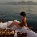 Molly Chiang Instagram - The ”Sunrise Cruise with Breakfast“ itinerary is truly a stunning experience that allows us to start the day in a unique and unforgettable way. It combines tranquility, natural beauty, and luxurious indulgence. As the sun slowly rises, the colors of the sky and the sea change with each passing moment, creating a mesmerizing spectacle. Onboard the boat, we can enjoy a sumptuous breakfast while admiring the ocean. Aman is known for its attention to detail and sense of ritual, and the staff at Amankila ensures that every aspect of the itinerary is meticulously planned. From the exquisite table settings to personalized service, everything is perfectly arranged. You can truly feel the sincerity and the sense of ceremony throughout the experience. 🌊✨ #Amankila #AmanResorts #AmanAdventures #Amanfoodie #AmanWellness #TheSpiritofAman - 吼呦Amankila的《日出郵輪早餐行程》真的真的很值得！！！🥹🫶🏾 中午發的影片我說在船上我們大概拍了500多張照片（是真的500多張） 要從500多張選10張發真的很折磨我 因為真的命中很多張美照 太好拍了！！！ 這個行程的出發時間是早上七點 而清晨的光線真的拍起照來最美 照片光線會有一種軟軟的柔和感 接近中午的光線拍起來就會比較硬 所以我才說這個行程真心很好拍 因為出發的時間點也很完美 加上早上的太陽沒有那麼烈 整個不會太熱 吹著海風超級舒服 這個行程完全是一個令人驚艷的體驗 讓我們用很獨特又難忘的方式開始新的一天 結合了寧靜、自然美景、奢華享受 然後隨著太陽慢慢升起 天空跟大海的顏色每個時刻都在變化 在船上邊享受一頓豐盛的早餐邊看海 我覺得Amankila行程還有一個很棒的地方 就是Aman真的很在於注重細節和禮儀感 Amankila的工作人員會確保行程的每個細節都經過精心安排 從精美的餐桌佈置到個人化的服務 一切都是很完善 讓你感受到滿滿的誠意跟儀式感爆棚 這個行程是我目前體驗到的Aman集團飯店最喜歡的一個行程了吧😏 （但相信以後繼續蒐集Aman酒店還會遇到更厲害的？😜） 你們看這組照片有感受到我說的清晨一早柔和軟軟的光感嗎？有吧🤣😂 P.S. 最後一張彩蛋是麥力的防曬時尚穿搭。 然後小安也有推我！！😤😂