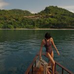 Molly Chiang Instagram - The ”Sunrise Cruise with Breakfast“ itinerary is truly a stunning experience that allows us to start the day in a unique and unforgettable way. It combines tranquility, natural beauty, and luxurious indulgence. As the sun slowly rises, the colors of the sky and the sea change with each passing moment, creating a mesmerizing spectacle. Onboard the boat, we can enjoy a sumptuous breakfast while admiring the ocean. Aman is known for its attention to detail and sense of ritual, and the staff at Amankila ensures that every aspect of the itinerary is meticulously planned. From the exquisite table settings to personalized service, everything is perfectly arranged. You can truly feel the sincerity and the sense of ceremony throughout the experience. 🌊✨ #Amankila #AmanResorts #AmanAdventures #Amanfoodie #AmanWellness #TheSpiritofAman - 吼呦Amankila的《日出郵輪早餐行程》真的真的很值得！！！🥹🫶🏾 中午發的影片我說在船上我們大概拍了500多張照片（是真的500多張） 要從500多張選10張發真的很折磨我 因為真的命中很多張美照 太好拍了！！！ 這個行程的出發時間是早上七點 而清晨的光線真的拍起照來最美 照片光線會有一種軟軟的柔和感 接近中午的光線拍起來就會比較硬 所以我才說這個行程真心很好拍 因為出發的時間點也很完美 加上早上的太陽沒有那麼烈 整個不會太熱 吹著海風超級舒服 這個行程完全是一個令人驚艷的體驗 讓我們用很獨特又難忘的方式開始新的一天 結合了寧靜、自然美景、奢華享受 然後隨著太陽慢慢升起 天空跟大海的顏色每個時刻都在變化 在船上邊享受一頓豐盛的早餐邊看海 我覺得Amankila行程還有一個很棒的地方 就是Aman真的很在於注重細節和禮儀感 Amankila的工作人員會確保行程的每個細節都經過精心安排 從精美的餐桌佈置到個人化的服務 一切都是很完善 讓你感受到滿滿的誠意跟儀式感爆棚 這個行程是我目前體驗到的Aman集團飯店最喜歡的一個行程了吧😏 （但相信以後繼續蒐集Aman酒店還會遇到更厲害的？😜） 你們看這組照片有感受到我說的清晨一早柔和軟軟的光感嗎？有吧🤣😂 P.S. 最後一張彩蛋是麥力的防曬時尚穿搭。 然後小安也有推我！！😤😂