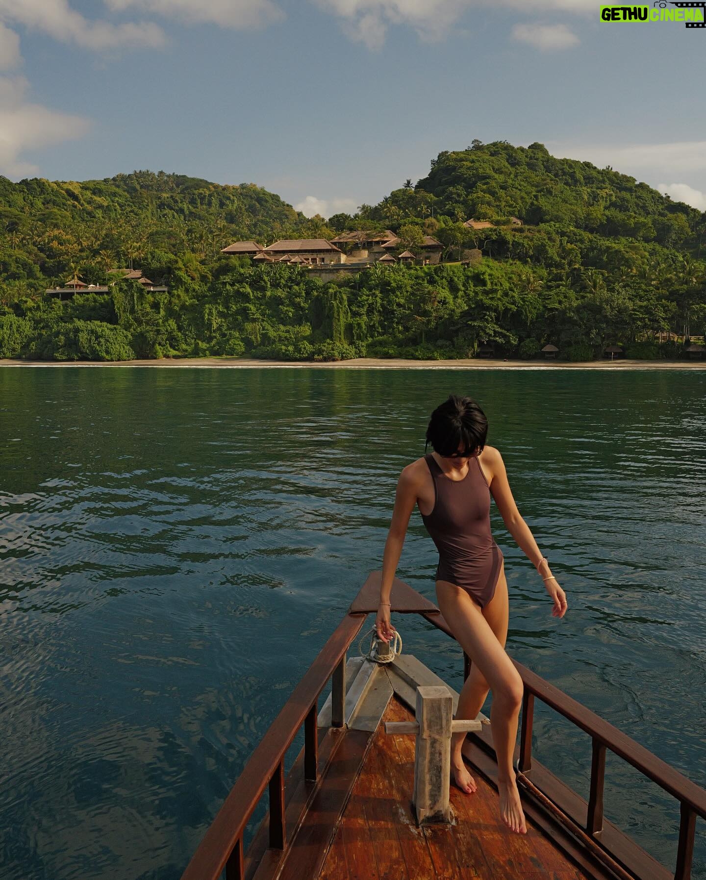 Molly Chiang Instagram - The ”Sunrise Cruise with Breakfast“ itinerary is truly a stunning experience that allows us to start the day in a unique and unforgettable way. It combines tranquility, natural beauty, and luxurious indulgence. As the sun slowly rises, the colors of the sky and the sea change with each passing moment, creating a mesmerizing spectacle. Onboard the boat, we can enjoy a sumptuous breakfast while admiring the ocean. Aman is known for its attention to detail and sense of ritual, and the staff at Amankila ensures that every aspect of the itinerary is meticulously planned. From the exquisite table settings to personalized service, everything is perfectly arranged. You can truly feel the sincerity and the sense of ceremony throughout the experience. 🌊✨ #Amankila #AmanResorts #AmanAdventures #Amanfoodie #AmanWellness #TheSpiritofAman - 吼呦Amankila的《日出郵輪早餐行程》真的真的很值得!!!🥹🫶🏾 中午發的影片我說在船上我們大概拍了500多張照片(是真的500多張) 要從500多張選10張發真的很折磨我 因為真的命中很多張美照 太好拍了!!! 這個行程的出發時間是早上七點 而清晨的光線真的拍起照來最美 照片光線會有一種軟軟的柔和感 接近中午的光線拍起來就會比較硬 所以我才說這個行程真心很好拍 因為出發的時間點也很完美 加上早上的太陽沒有那麼烈 整個不會太熱 吹著海風超級舒服 這個行程完全是一個令人驚艷的體驗 讓我們用很獨特又難忘的方式開始新的一天 結合了寧靜、自然美景、奢華享受 然後隨著太陽慢慢升起 天空跟大海的顏色每個時刻都在變化 在船上邊享受一頓豐盛的早餐邊看海 我覺得Amankila行程還有一個很棒的地方 就是Aman真的很在於注重細節和禮儀感 Amankila的工作人員會確保行程的每個細節都經過精心安排 從精美的餐桌佈置到個人化的服務 一切都是很完善 讓你感受到滿滿的誠意跟儀式感爆棚 這個行程是我目前體驗到的Aman集團飯店最喜歡的一個行程了吧😏 (但相信以後繼續蒐集Aman酒店還會遇到更厲害的?😜) 你們看這組照片有感受到我說的清晨一早柔和軟軟的光感嗎?有吧🤣😂 P.S. 最後一張彩蛋是麥力的防曬時尚穿搭。 然後小安也有推我!!😤😂