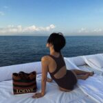 Molly Chiang Instagram - The ”Sunrise Cruise with Breakfast“ itinerary is truly a stunning experience that allows us to start the day in a unique and unforgettable way. It combines tranquility, natural beauty, and luxurious indulgence. As the sun slowly rises, the colors of the sky and the sea change with each passing moment, creating a mesmerizing spectacle. Onboard the boat, we can enjoy a sumptuous breakfast while admiring the ocean. Aman is known for its attention to detail and sense of ritual, and the staff at Amankila ensures that every aspect of the itinerary is meticulously planned. From the exquisite table settings to personalized service, everything is perfectly arranged. You can truly feel the sincerity and the sense of ceremony throughout the experience. 🌊✨ #Amankila #AmanResorts #AmanAdventures #Amanfoodie #AmanWellness #TheSpiritofAman - 吼呦Amankila的《日出郵輪早餐行程》真的真的很值得！！！🥹🫶🏾 中午發的影片我說在船上我們大概拍了500多張照片（是真的500多張） 要從500多張選10張發真的很折磨我 因為真的命中很多張美照 太好拍了！！！ 這個行程的出發時間是早上七點 而清晨的光線真的拍起照來最美 照片光線會有一種軟軟的柔和感 接近中午的光線拍起來就會比較硬 所以我才說這個行程真心很好拍 因為出發的時間點也很完美 加上早上的太陽沒有那麼烈 整個不會太熱 吹著海風超級舒服 這個行程完全是一個令人驚艷的體驗 讓我們用很獨特又難忘的方式開始新的一天 結合了寧靜、自然美景、奢華享受 然後隨著太陽慢慢升起 天空跟大海的顏色每個時刻都在變化 在船上邊享受一頓豐盛的早餐邊看海 我覺得Amankila行程還有一個很棒的地方 就是Aman真的很在於注重細節和禮儀感 Amankila的工作人員會確保行程的每個細節都經過精心安排 從精美的餐桌佈置到個人化的服務 一切都是很完善 讓你感受到滿滿的誠意跟儀式感爆棚 這個行程是我目前體驗到的Aman集團飯店最喜歡的一個行程了吧😏 （但相信以後繼續蒐集Aman酒店還會遇到更厲害的？😜） 你們看這組照片有感受到我說的清晨一早柔和軟軟的光感嗎？有吧🤣😂 P.S. 最後一張彩蛋是麥力的防曬時尚穿搭。 然後小安也有推我！！😤😂