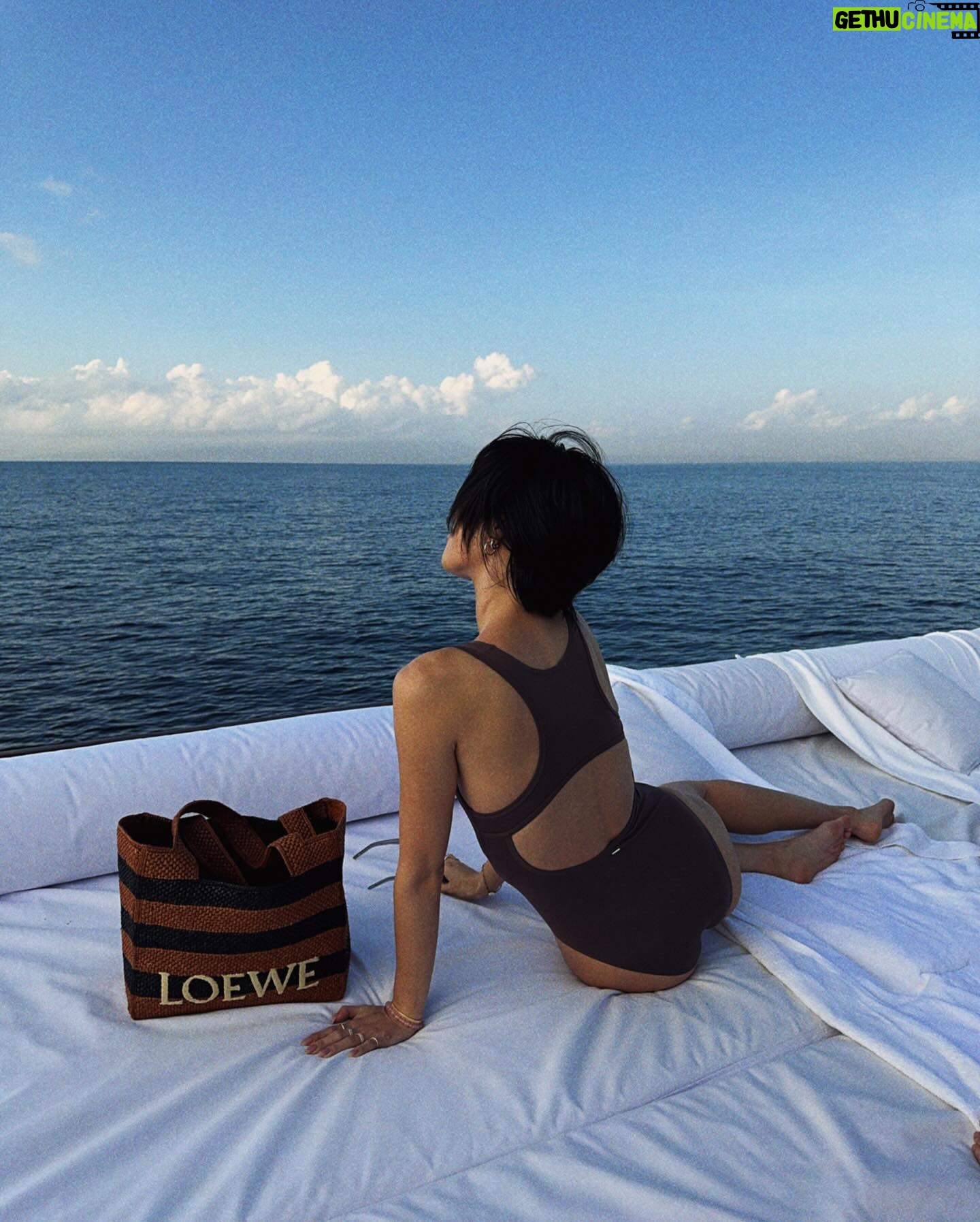 Molly Chiang Instagram - The ”Sunrise Cruise with Breakfast“ itinerary is truly a stunning experience that allows us to start the day in a unique and unforgettable way. It combines tranquility, natural beauty, and luxurious indulgence. As the sun slowly rises, the colors of the sky and the sea change with each passing moment, creating a mesmerizing spectacle. Onboard the boat, we can enjoy a sumptuous breakfast while admiring the ocean. Aman is known for its attention to detail and sense of ritual, and the staff at Amankila ensures that every aspect of the itinerary is meticulously planned. From the exquisite table settings to personalized service, everything is perfectly arranged. You can truly feel the sincerity and the sense of ceremony throughout the experience. 🌊✨ #Amankila #AmanResorts #AmanAdventures #Amanfoodie #AmanWellness #TheSpiritofAman - 吼呦Amankila的《日出郵輪早餐行程》真的真的很值得!!!🥹🫶🏾 中午發的影片我說在船上我們大概拍了500多張照片(是真的500多張) 要從500多張選10張發真的很折磨我 因為真的命中很多張美照 太好拍了!!! 這個行程的出發時間是早上七點 而清晨的光線真的拍起照來最美 照片光線會有一種軟軟的柔和感 接近中午的光線拍起來就會比較硬 所以我才說這個行程真心很好拍 因為出發的時間點也很完美 加上早上的太陽沒有那麼烈 整個不會太熱 吹著海風超級舒服 這個行程完全是一個令人驚艷的體驗 讓我們用很獨特又難忘的方式開始新的一天 結合了寧靜、自然美景、奢華享受 然後隨著太陽慢慢升起 天空跟大海的顏色每個時刻都在變化 在船上邊享受一頓豐盛的早餐邊看海 我覺得Amankila行程還有一個很棒的地方 就是Aman真的很在於注重細節和禮儀感 Amankila的工作人員會確保行程的每個細節都經過精心安排 從精美的餐桌佈置到個人化的服務 一切都是很完善 讓你感受到滿滿的誠意跟儀式感爆棚 這個行程是我目前體驗到的Aman集團飯店最喜歡的一個行程了吧😏 (但相信以後繼續蒐集Aman酒店還會遇到更厲害的?😜) 你們看這組照片有感受到我說的清晨一早柔和軟軟的光感嗎?有吧🤣😂 P.S. 最後一張彩蛋是麥力的防曬時尚穿搭。 然後小安也有推我!!😤😂
