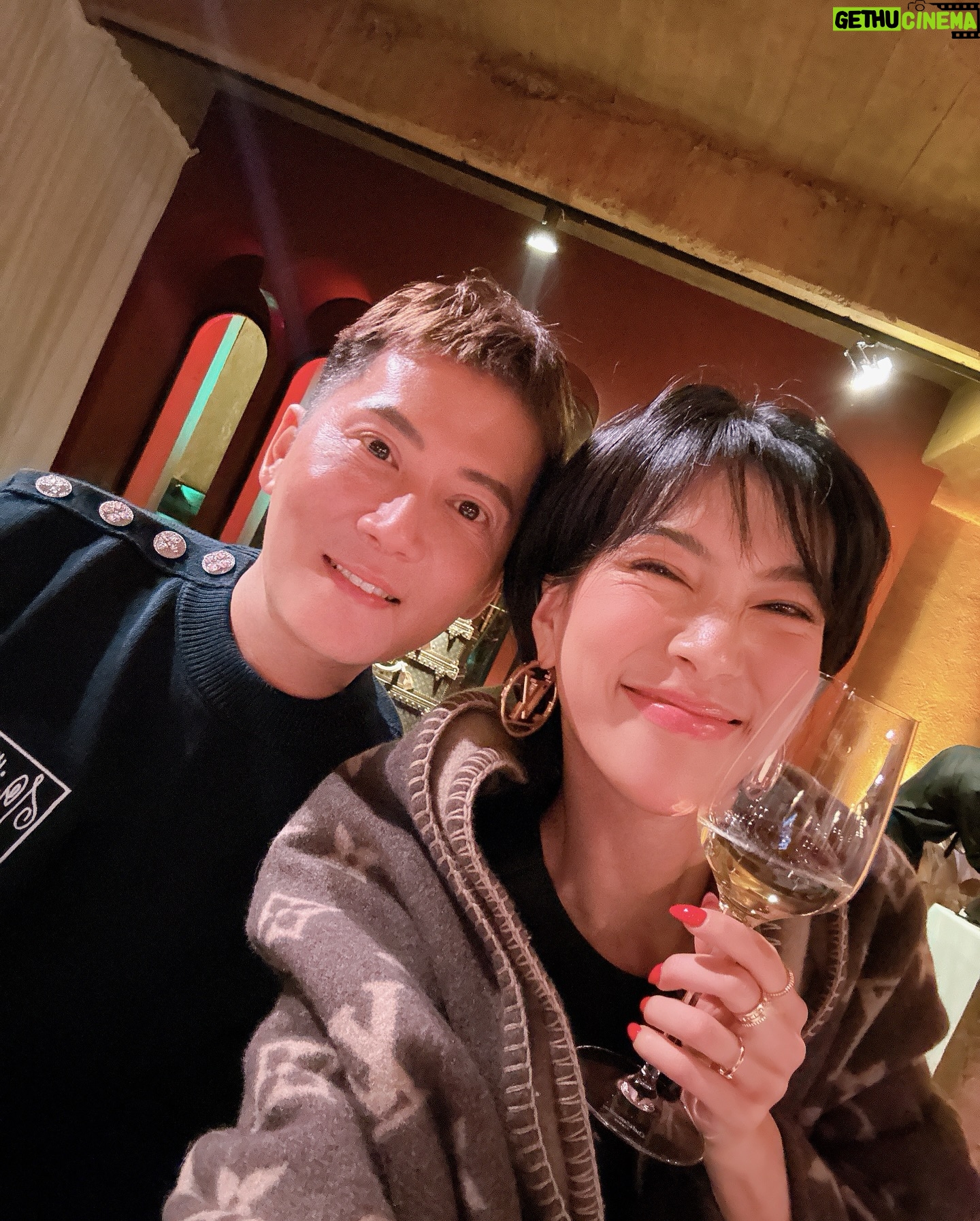 Molly Chiang Instagram - Last night‘s LV Day1 Welcome Dinner was held at ”Ricardo Bofill The Factory“ in Barcelona. LV always finds historic and locally-distinctive venues to host its brand events, reanimating these spaces with its signature elements and creating a truly captivating experience for all.✨🌹🕯️ #LVCRUISE25 @louisvuitton - #最後有巴塞隆納排隊蛋糕吃播開箱 關於昨晚的LV Day1 Welcome Dinner 晚宴地點辦在巴塞隆納的《Ricardo bofill the factory》 這裡竟然是一個廢棄的水泥工廠 建築師瑞卡多·博菲爾把這個產業遺址改造成一個住宅和辦公空間的複合體 現在這裡已經成為巴塞隆納市區的一個標誌性地標 也被認為是現代建築再利用遺產的典範案例之一 體現了建築的永續性和再生性 參與LV很多次活動 真心覺得LV總是能夠發掘具有歷史感和地域特色的場景 再在這裡打造出別具一格的品牌活動 不管是在城市中的隱匿角落 或是偏僻的鄉野之間 LV總能找到這些富有內在魅力的所在 再重新賦予它們全新的生命 將品牌元素跟這些場地的歷史文脈相融合 為我們所有人帶來既耳目一新的體驗✨ 你們不覺得真的很用心很會嗎😍 然後昨天出發晚餐以前 在房間開箱了巴塞隆納排隊熱門甜點《JONCAKE》 我們前一天先在網路上預訂 這樣就可以不用排隊直接隔天店上領取 (但預訂需要當地手機號碼收驗證碼) 吃完的感想就是我影片說的那樣 有人也吃過嗎? 真的是很認真很有水準的起司😂😂😂(?) 還有什麼推薦的甜點嗎? 好想吃什麼開心果口味的甜點喔🥹