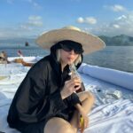 Molly Chiang Instagram - The ”Sunrise Cruise with Breakfast“ itinerary is truly a stunning experience that allows us to start the day in a unique and unforgettable way. It combines tranquility, natural beauty, and luxurious indulgence. As the sun slowly rises, the colors of the sky and the sea change with each passing moment, creating a mesmerizing spectacle. Onboard the boat, we can enjoy a sumptuous breakfast while admiring the ocean. Aman is known for its attention to detail and sense of ritual, and the staff at Amankila ensures that every aspect of the itinerary is meticulously planned. From the exquisite table settings to personalized service, everything is perfectly arranged. You can truly feel the sincerity and the sense of ceremony throughout the experience. 🌊✨ #Amankila #AmanResorts #AmanAdventures #Amanfoodie #AmanWellness #TheSpiritofAman - 吼呦Amankila的《日出郵輪早餐行程》真的真的很值得！！！🥹🫶🏾 中午發的影片我說在船上我們大概拍了500多張照片（是真的500多張） 要從500多張選10張發真的很折磨我 因為真的命中很多張美照 太好拍了！！！ 這個行程的出發時間是早上七點 而清晨的光線真的拍起照來最美 照片光線會有一種軟軟的柔和感 接近中午的光線拍起來就會比較硬 所以我才說這個行程真心很好拍 因為出發的時間點也很完美 加上早上的太陽沒有那麼烈 整個不會太熱 吹著海風超級舒服 這個行程完全是一個令人驚艷的體驗 讓我們用很獨特又難忘的方式開始新的一天 結合了寧靜、自然美景、奢華享受 然後隨著太陽慢慢升起 天空跟大海的顏色每個時刻都在變化 在船上邊享受一頓豐盛的早餐邊看海 我覺得Amankila行程還有一個很棒的地方 就是Aman真的很在於注重細節和禮儀感 Amankila的工作人員會確保行程的每個細節都經過精心安排 從精美的餐桌佈置到個人化的服務 一切都是很完善 讓你感受到滿滿的誠意跟儀式感爆棚 這個行程是我目前體驗到的Aman集團飯店最喜歡的一個行程了吧😏 （但相信以後繼續蒐集Aman酒店還會遇到更厲害的？😜） 你們看這組照片有感受到我說的清晨一早柔和軟軟的光感嗎？有吧🤣😂 P.S. 最後一張彩蛋是麥力的防曬時尚穿搭。 然後小安也有推我！！😤😂