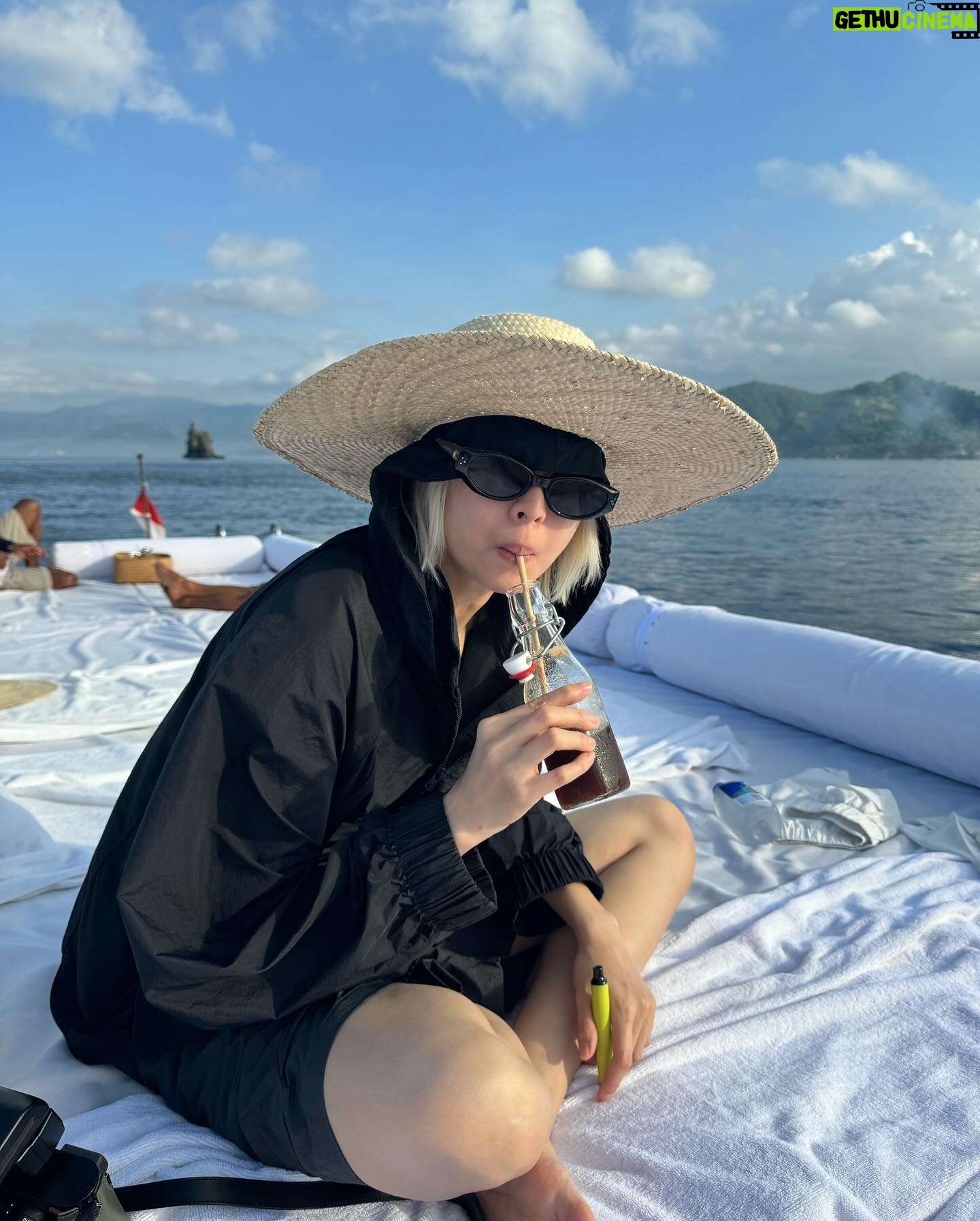 Molly Chiang Instagram - The ”Sunrise Cruise with Breakfast“ itinerary is truly a stunning experience that allows us to start the day in a unique and unforgettable way. It combines tranquility, natural beauty, and luxurious indulgence. As the sun slowly rises, the colors of the sky and the sea change with each passing moment, creating a mesmerizing spectacle. Onboard the boat, we can enjoy a sumptuous breakfast while admiring the ocean. Aman is known for its attention to detail and sense of ritual, and the staff at Amankila ensures that every aspect of the itinerary is meticulously planned. From the exquisite table settings to personalized service, everything is perfectly arranged. You can truly feel the sincerity and the sense of ceremony throughout the experience. 🌊✨ #Amankila #AmanResorts #AmanAdventures #Amanfoodie #AmanWellness #TheSpiritofAman - 吼呦Amankila的《日出郵輪早餐行程》真的真的很值得!!!🥹🫶🏾 中午發的影片我說在船上我們大概拍了500多張照片(是真的500多張) 要從500多張選10張發真的很折磨我 因為真的命中很多張美照 太好拍了!!! 這個行程的出發時間是早上七點 而清晨的光線真的拍起照來最美 照片光線會有一種軟軟的柔和感 接近中午的光線拍起來就會比較硬 所以我才說這個行程真心很好拍 因為出發的時間點也很完美 加上早上的太陽沒有那麼烈 整個不會太熱 吹著海風超級舒服 這個行程完全是一個令人驚艷的體驗 讓我們用很獨特又難忘的方式開始新的一天 結合了寧靜、自然美景、奢華享受 然後隨著太陽慢慢升起 天空跟大海的顏色每個時刻都在變化 在船上邊享受一頓豐盛的早餐邊看海 我覺得Amankila行程還有一個很棒的地方 就是Aman真的很在於注重細節和禮儀感 Amankila的工作人員會確保行程的每個細節都經過精心安排 從精美的餐桌佈置到個人化的服務 一切都是很完善 讓你感受到滿滿的誠意跟儀式感爆棚 這個行程是我目前體驗到的Aman集團飯店最喜歡的一個行程了吧😏 (但相信以後繼續蒐集Aman酒店還會遇到更厲害的?😜) 你們看這組照片有感受到我說的清晨一早柔和軟軟的光感嗎?有吧🤣😂 P.S. 最後一張彩蛋是麥力的防曬時尚穿搭。 然後小安也有推我!!😤😂