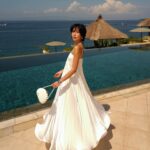 Molly Chiang Instagram - @Amankila in Bali is simply paradise! 🦋🩵🤍 #Amankila #AmanResorts #AmanAdventures #Amanfoodie #AmanWellness #TheSpiritofAman - 還是要有平面美照吧？🥹🤍🩵 對吧🤣 誰是剛剛在廣播區有幫我選封面的？ 你們選的是現在這張嗎😆 通常事先知道出國要去的地點之前 一定要先找到能夠符合當地景點的服裝😂 抵達Amankila 之前研究了這裡整體的建築色系風格 重頭戲的泳池讓我第一時間決定要準備白色洋裝🤭 藍色泳池配上蔚藍海岸跟天空 Amankila 的泳池建築設計主要又以自然色系為主 如淺褐色、米白色和淺灰色等等… 這些色彩跟峇里島的自然環境相融合 營造出一種融洽和諧的氛圍 我自己覺得大家日後有機會來的話 穿白色、米色系都蠻適合在這個泳池拍🤍 至於這個泳池什麼時間點拍光線最對？ 就是大概上午九點到中午前拍為最最佳 光線這個時候都會照到整個泳池 大家來的話可以吃完早餐直接來拍最好看 一張好看的照片光線真的很重要 所以每次到一個地方或飯店的時候 我都會先打開指南針App看方位看光的位置😂 就可以安排好要什麼時間點拍什麼地方了🫶🏾 明天要來分享 @Amankila 很厲害的一個行程😏 敬請期待🫶🏾
